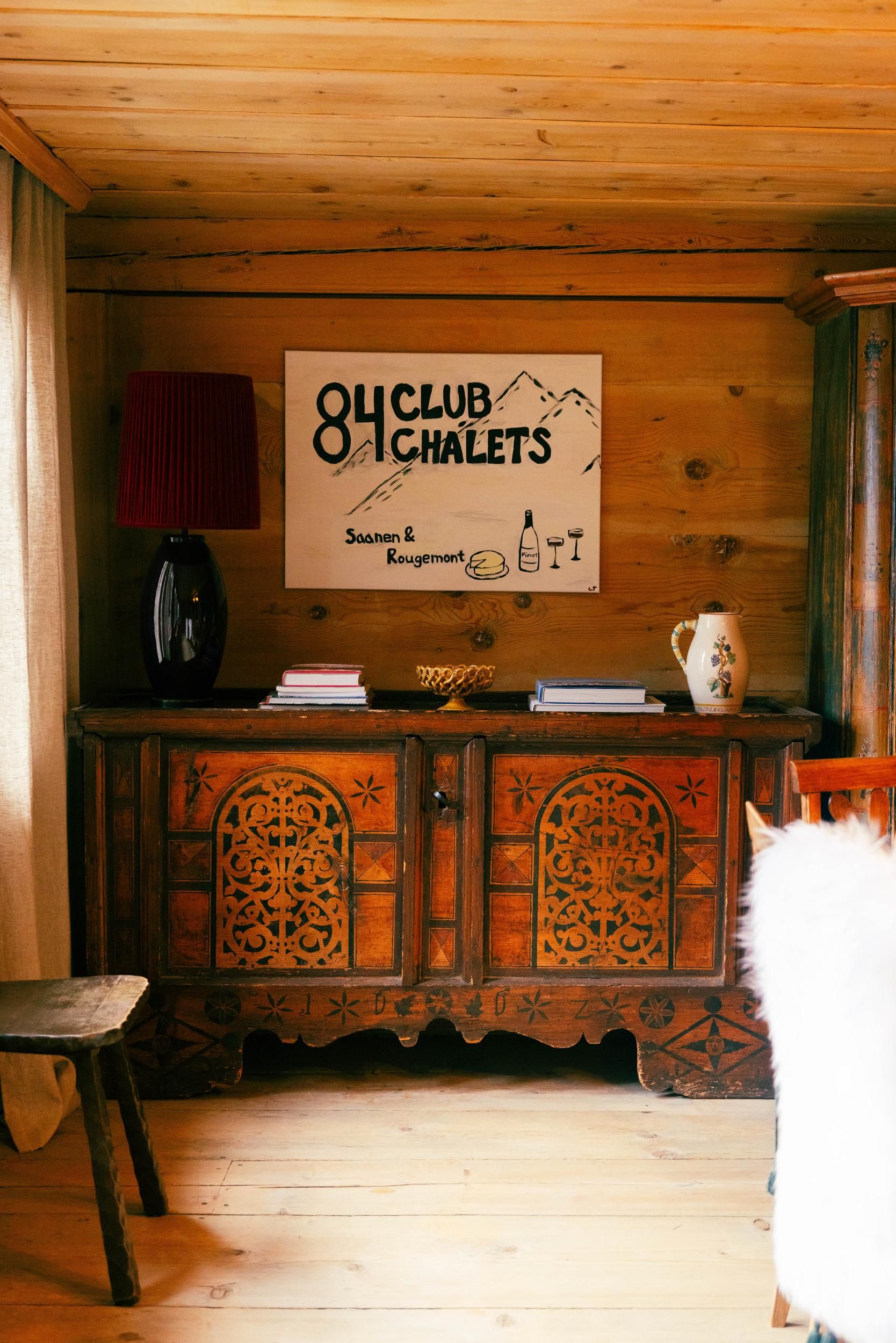 Nils Grubba_Le Chalet Saanen_dining room with 84 club painting