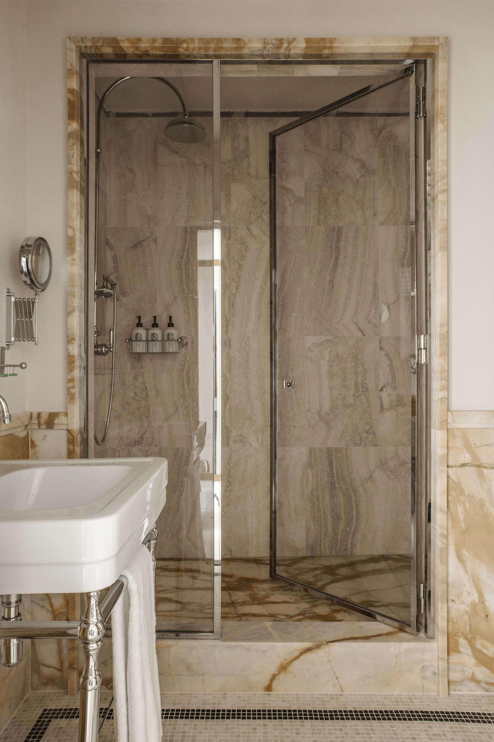 Hôtel Balzac shower