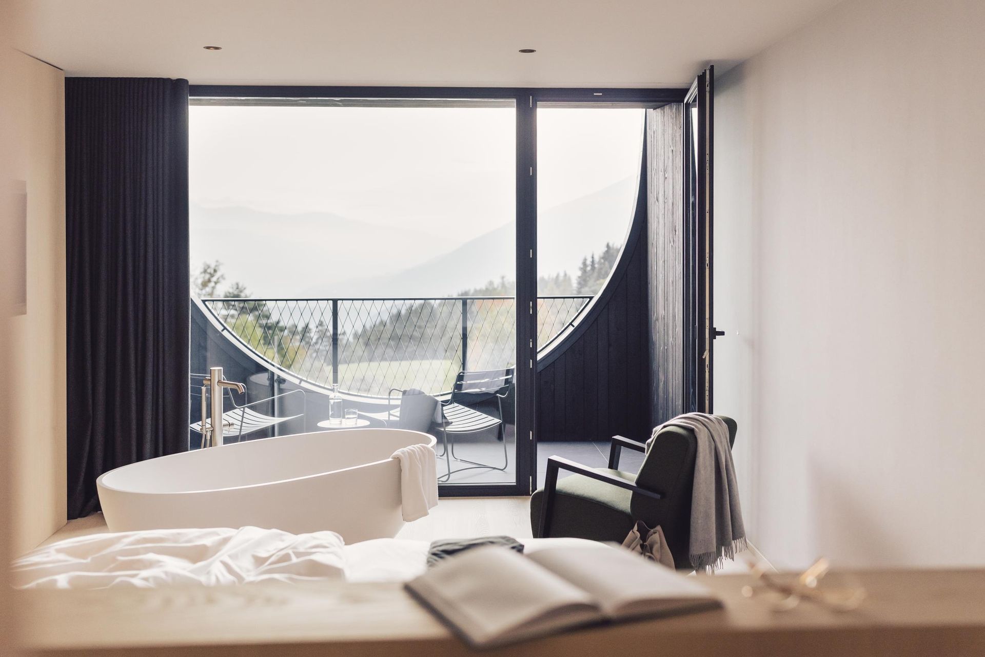 Milla Montis_bath tub with views