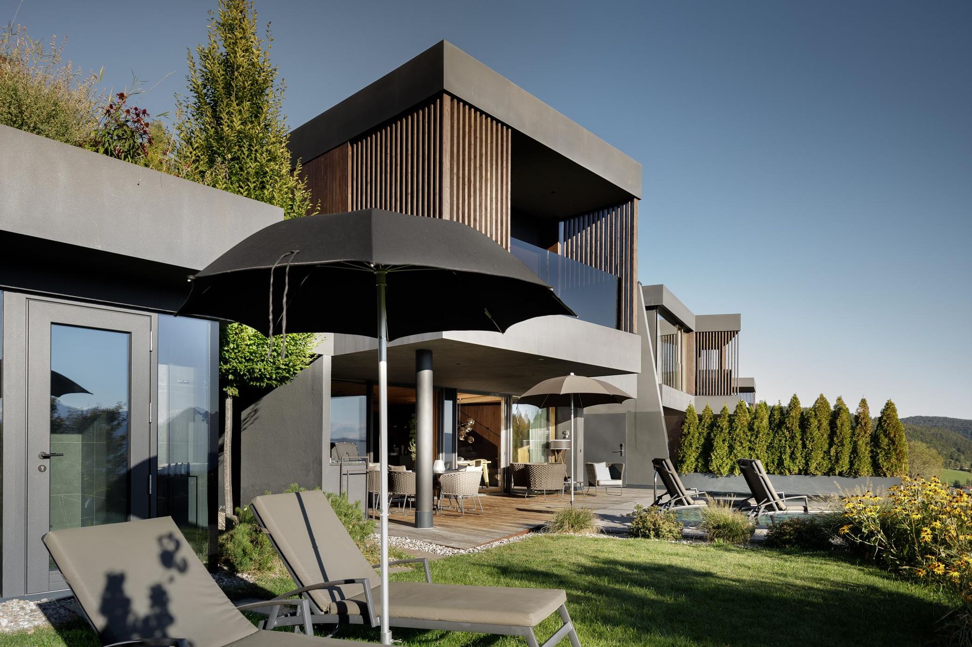 BergVillen_sun lounger with umbrellas
