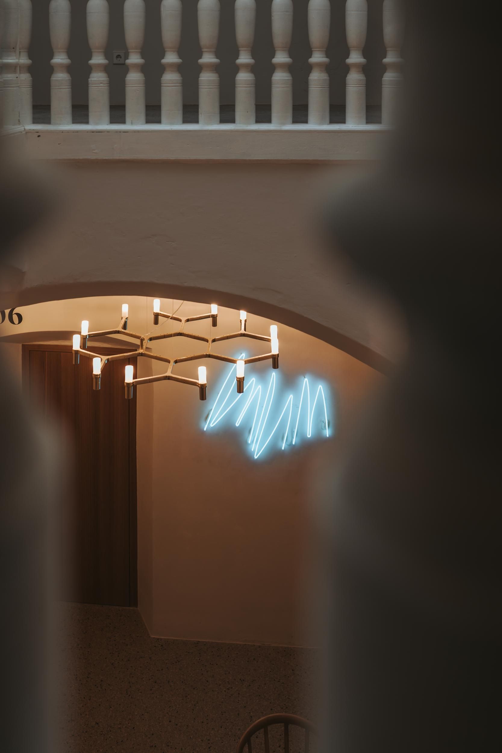 Arthotel Lasserhaus_chandellier with art