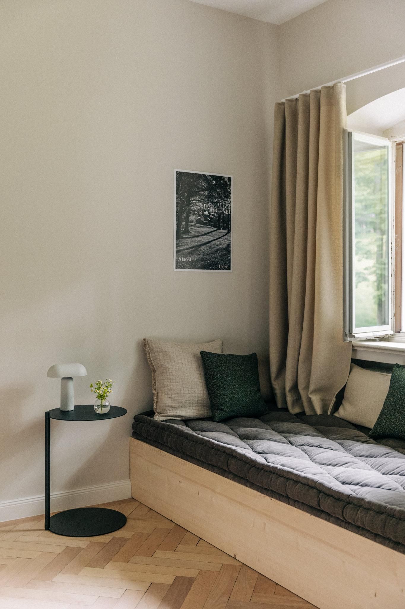 Blyb sofa window
