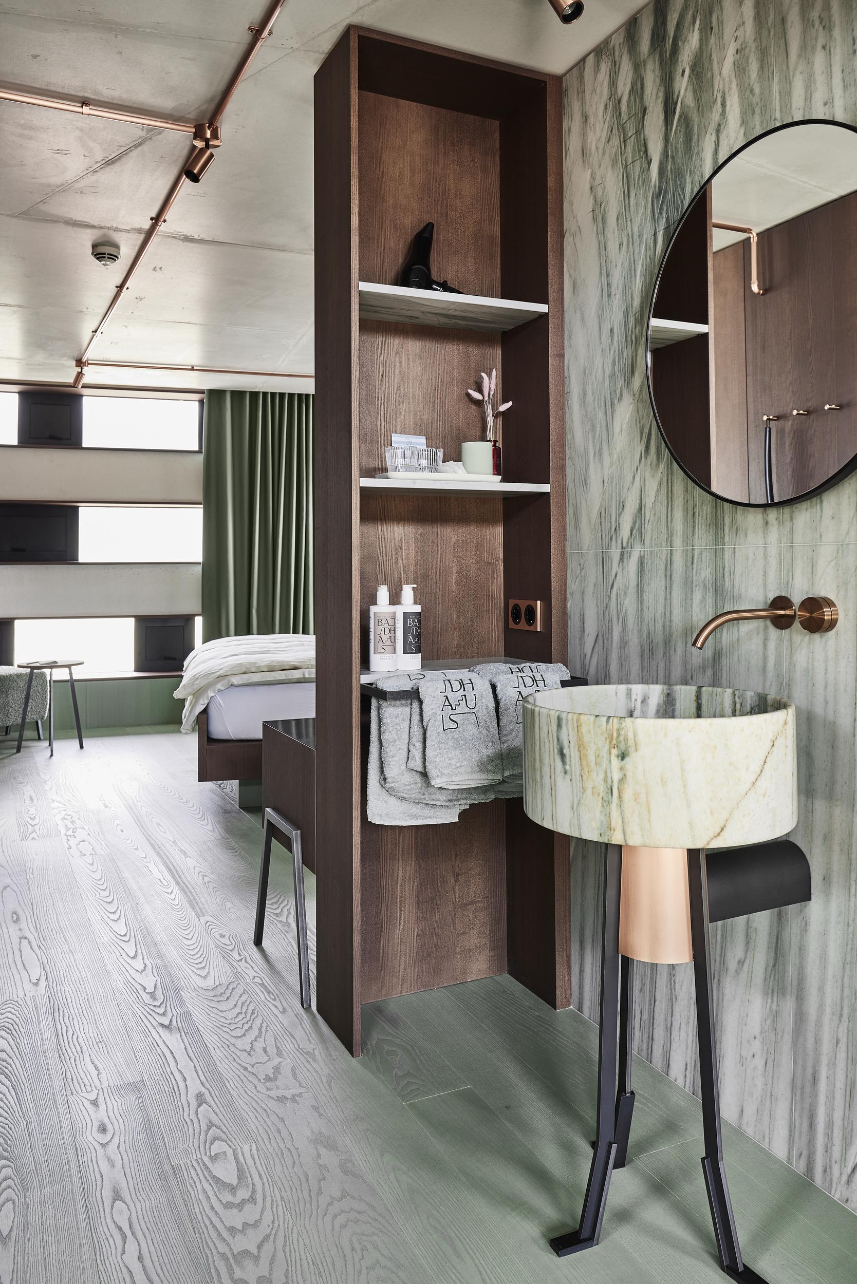 Badhaus_bathroom with bedroom