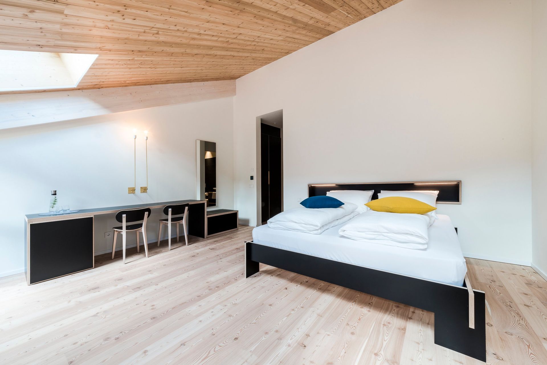 Gasthof zum Hirschen bedroom black