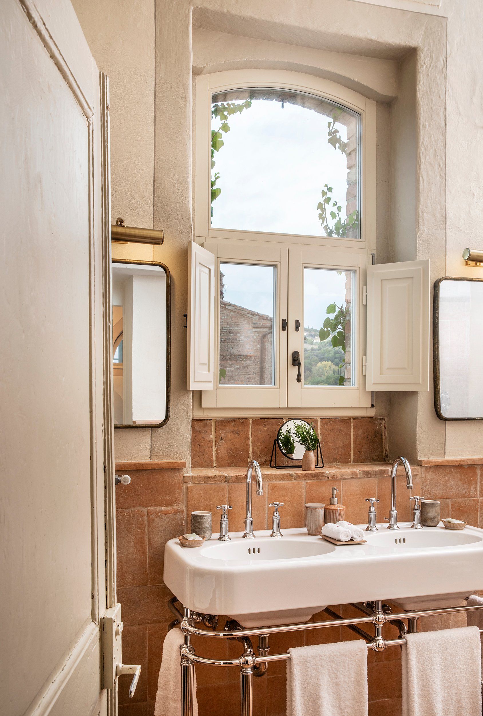 Lupaia-suite-bathroom-details