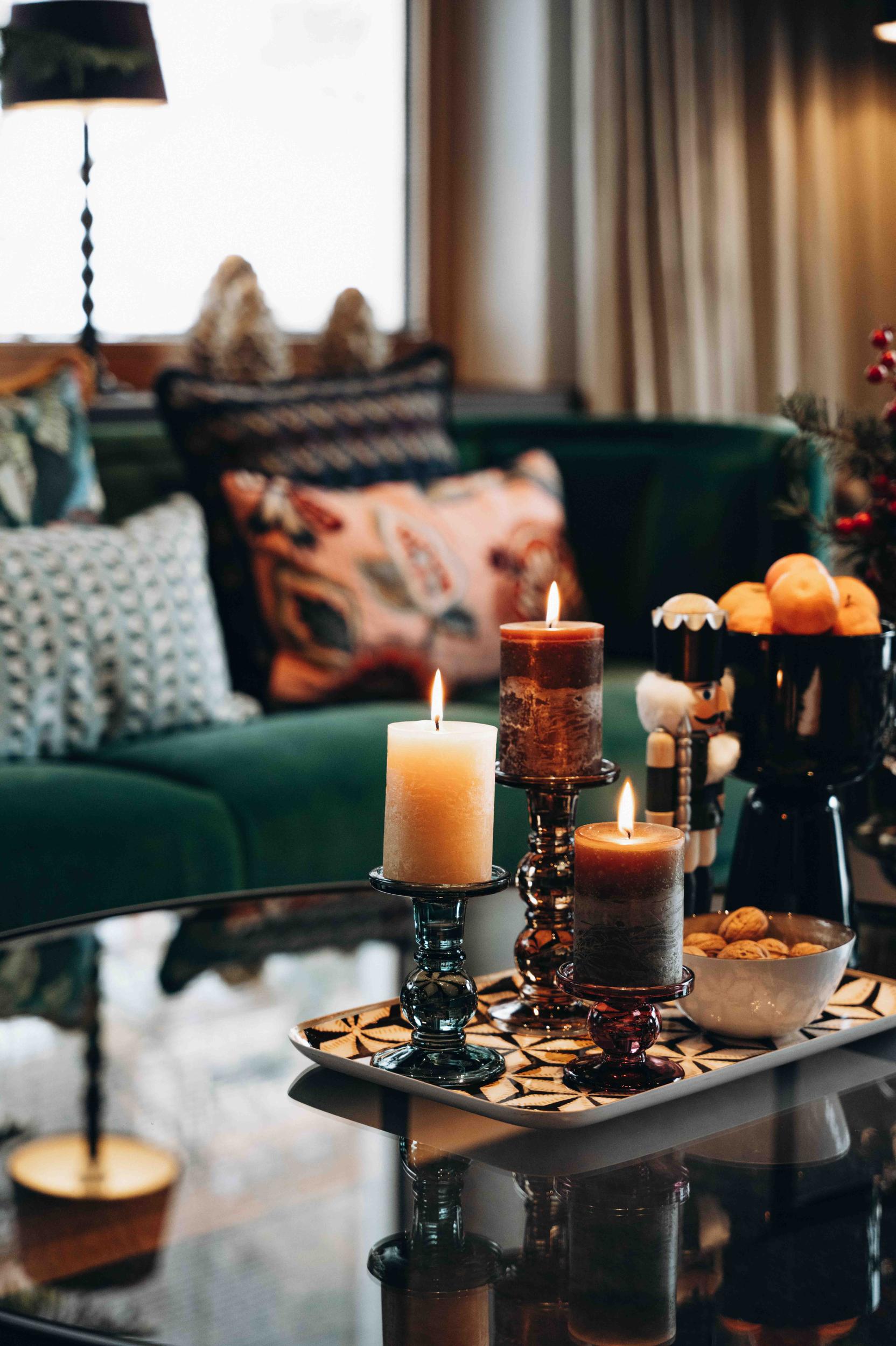 Knappaboda green sofa with candles 2025