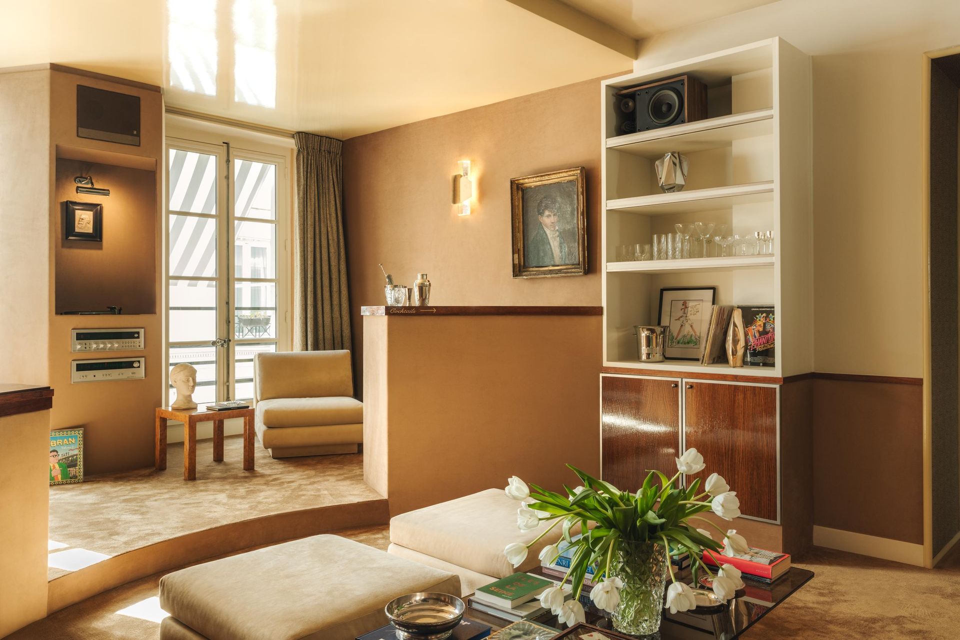Cinabre Suites_Main room with flowers