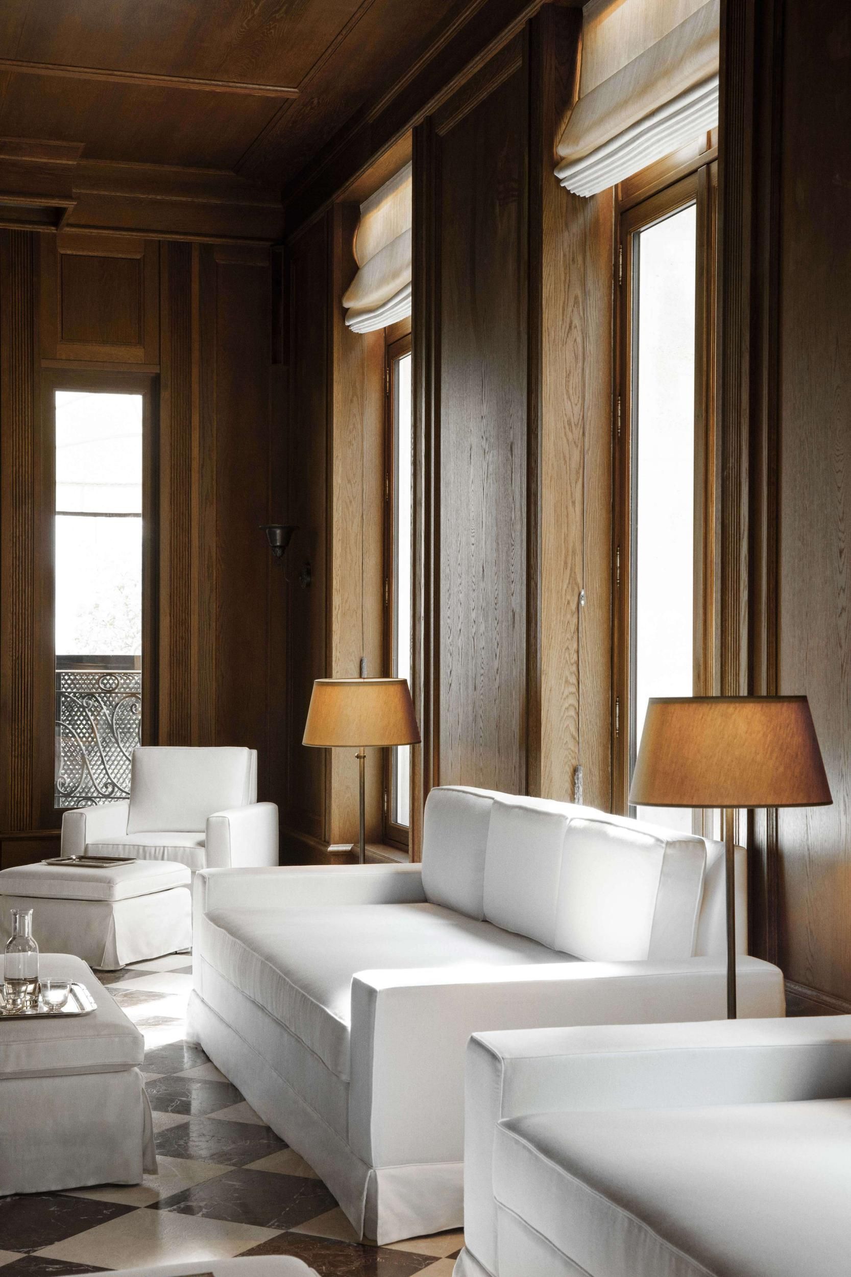 Hôtel Balzac lobby with sofas and lamps