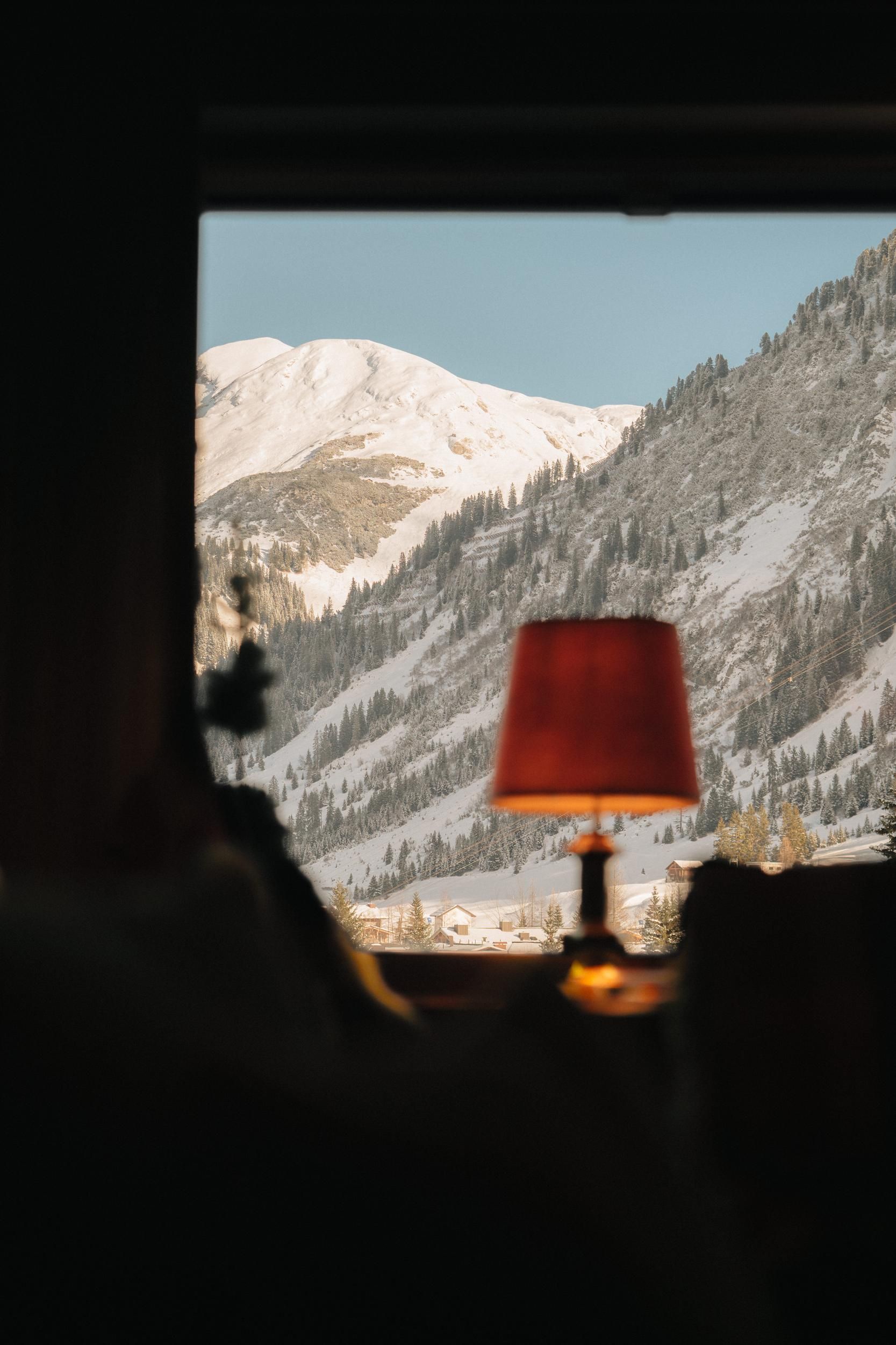 Hotel Kristiania Lech, table with mountain views