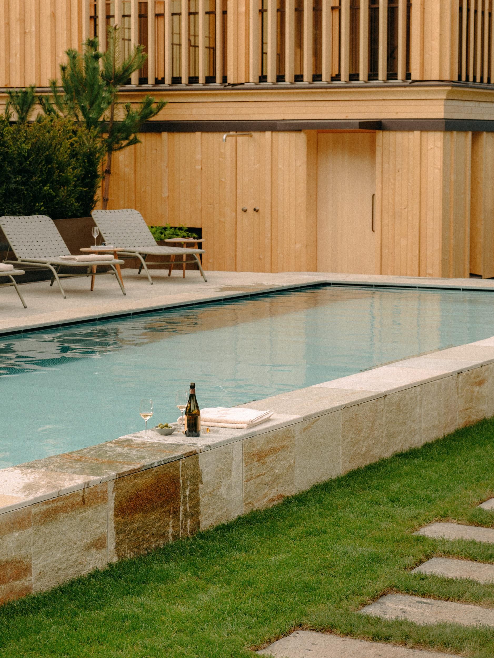 Hirschen Schwarzenberg pool wine