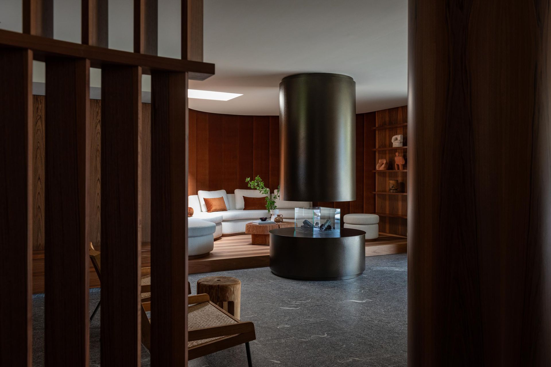 Spazio 46. Lounge area with fireplace