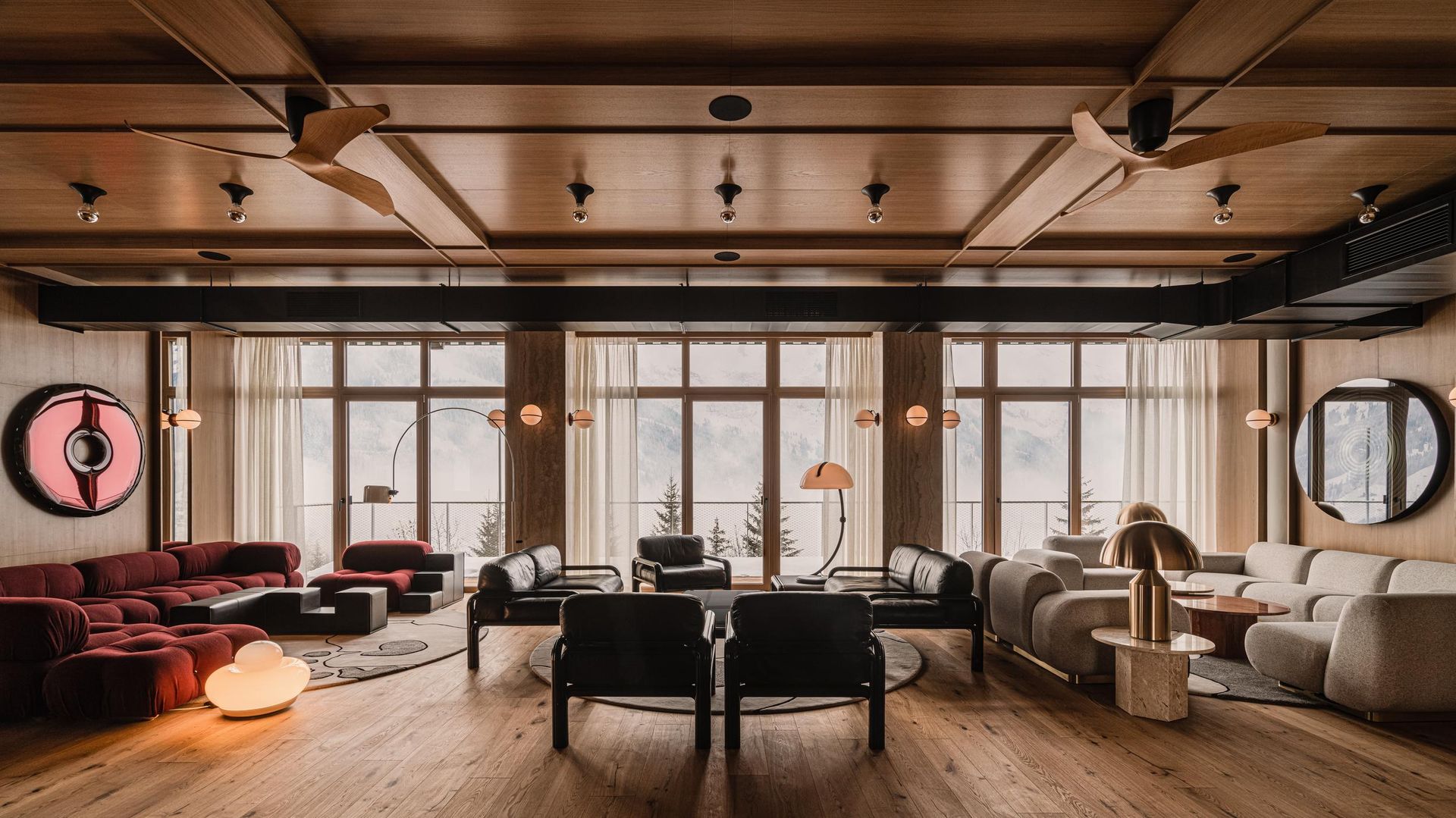 The Comodo lobby overview