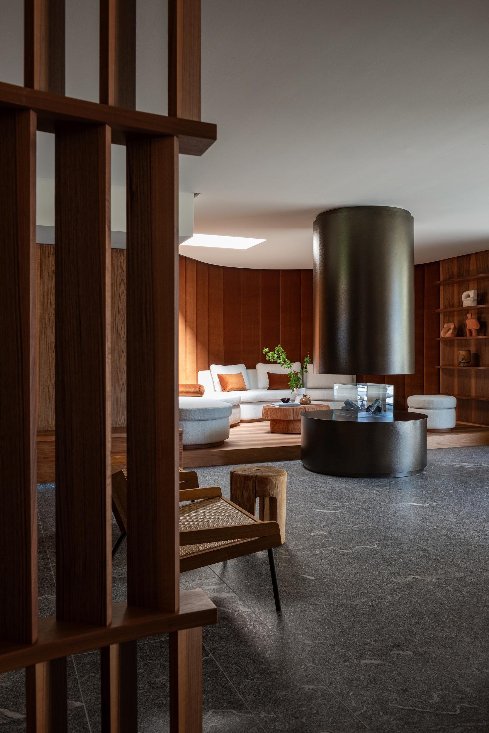 Spazio 46. Lounge area with fireplace II