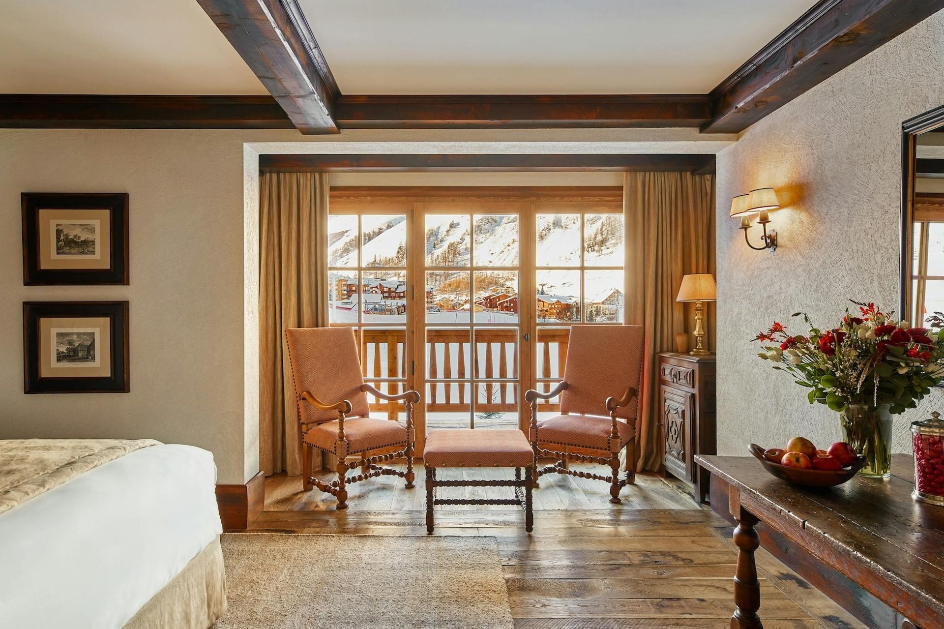 Airelles Val d'Isère classic room with 2 chairs