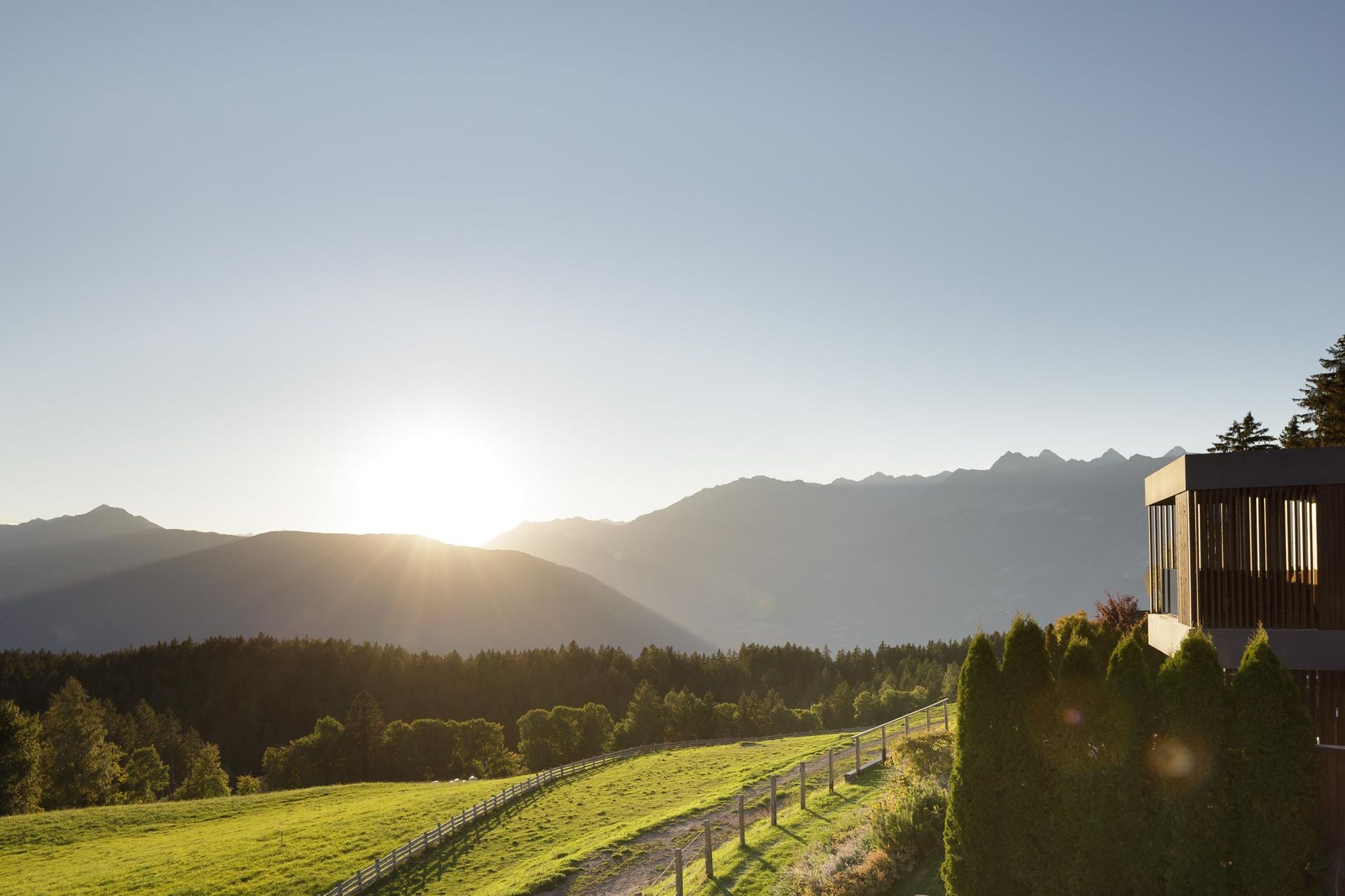 BergVillen_views of meadows and mountains