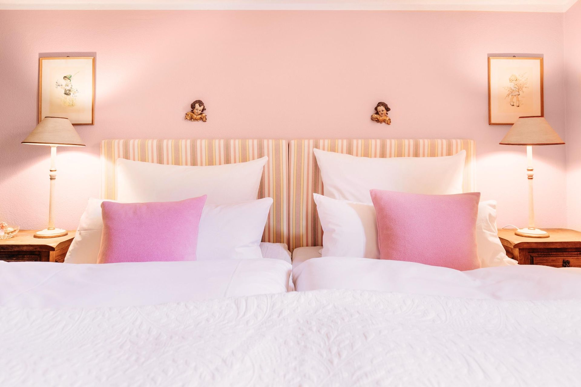 Chalet Michaelis Lech pink double bed