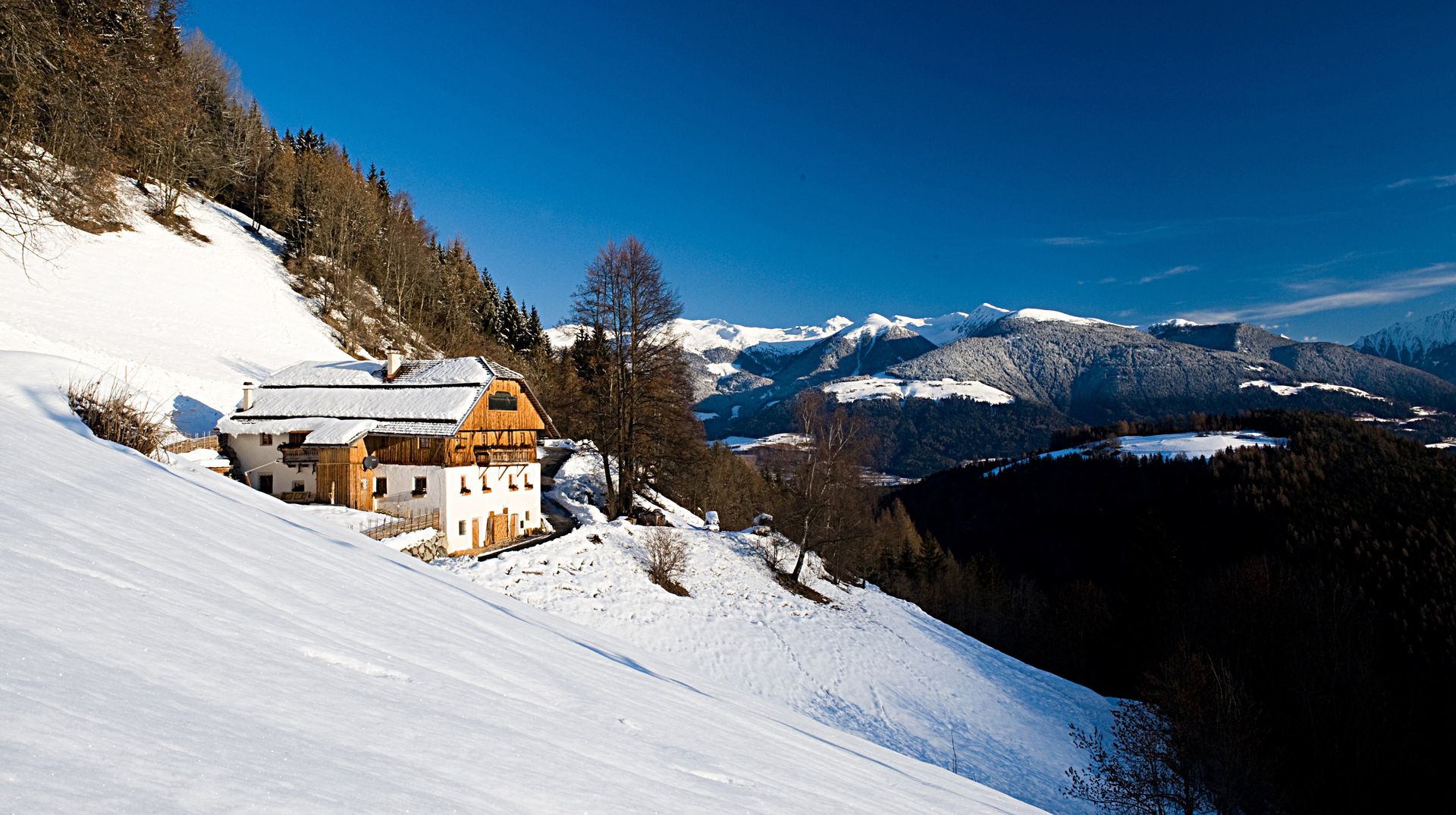San Lorenzo Mountain Lodge wintertime night