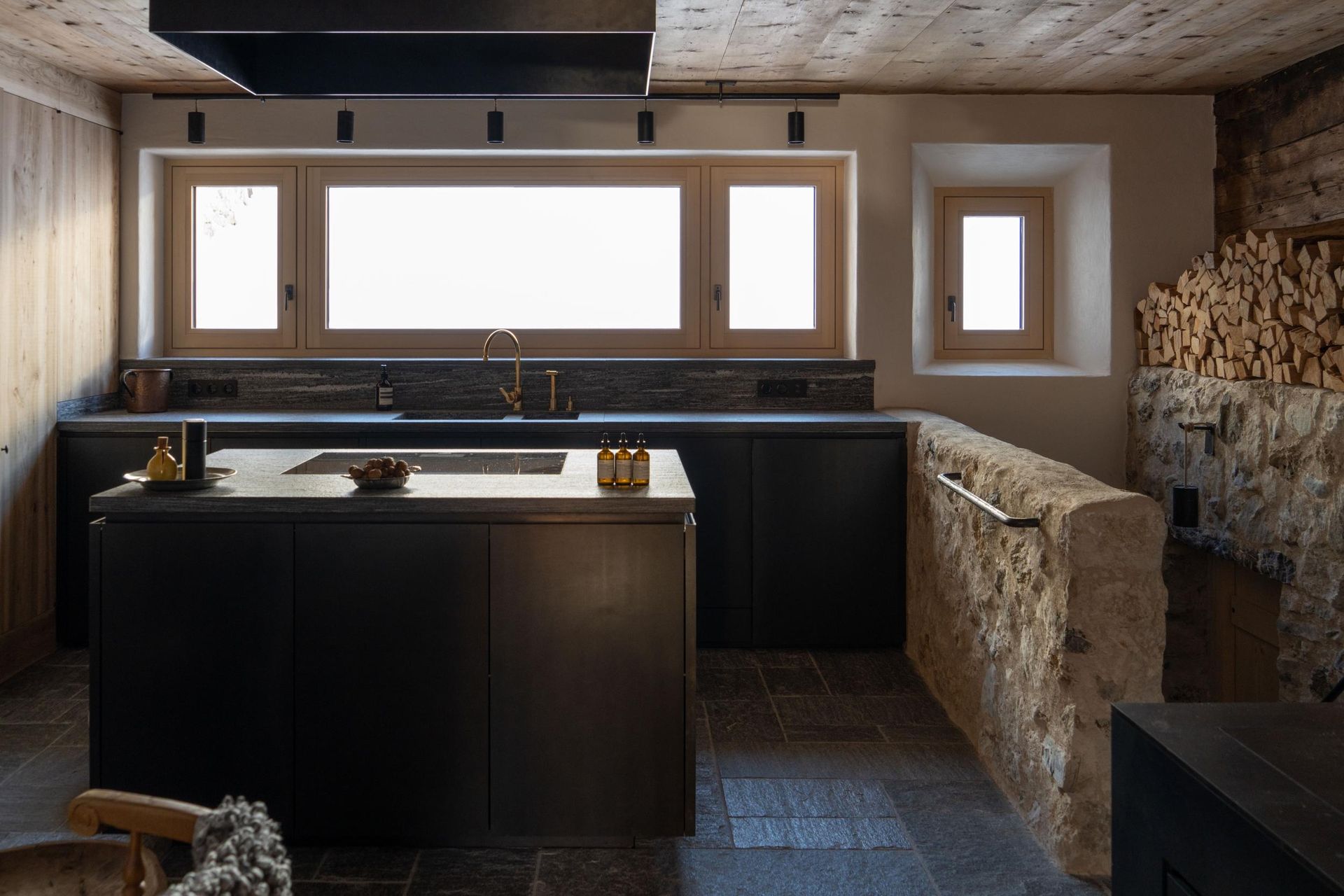 Sonnenhof_Kitchen with stone wall
