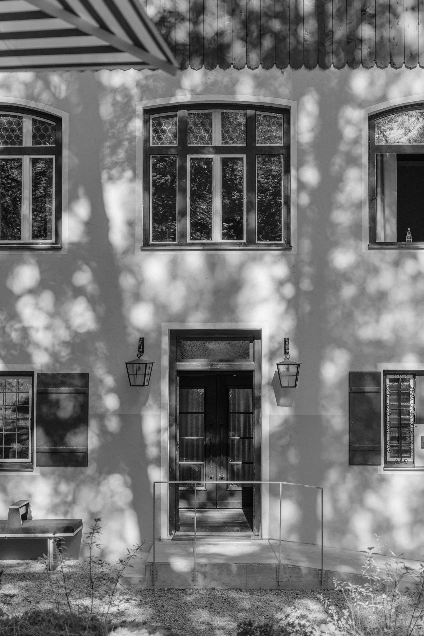 Blyb black & white entrance