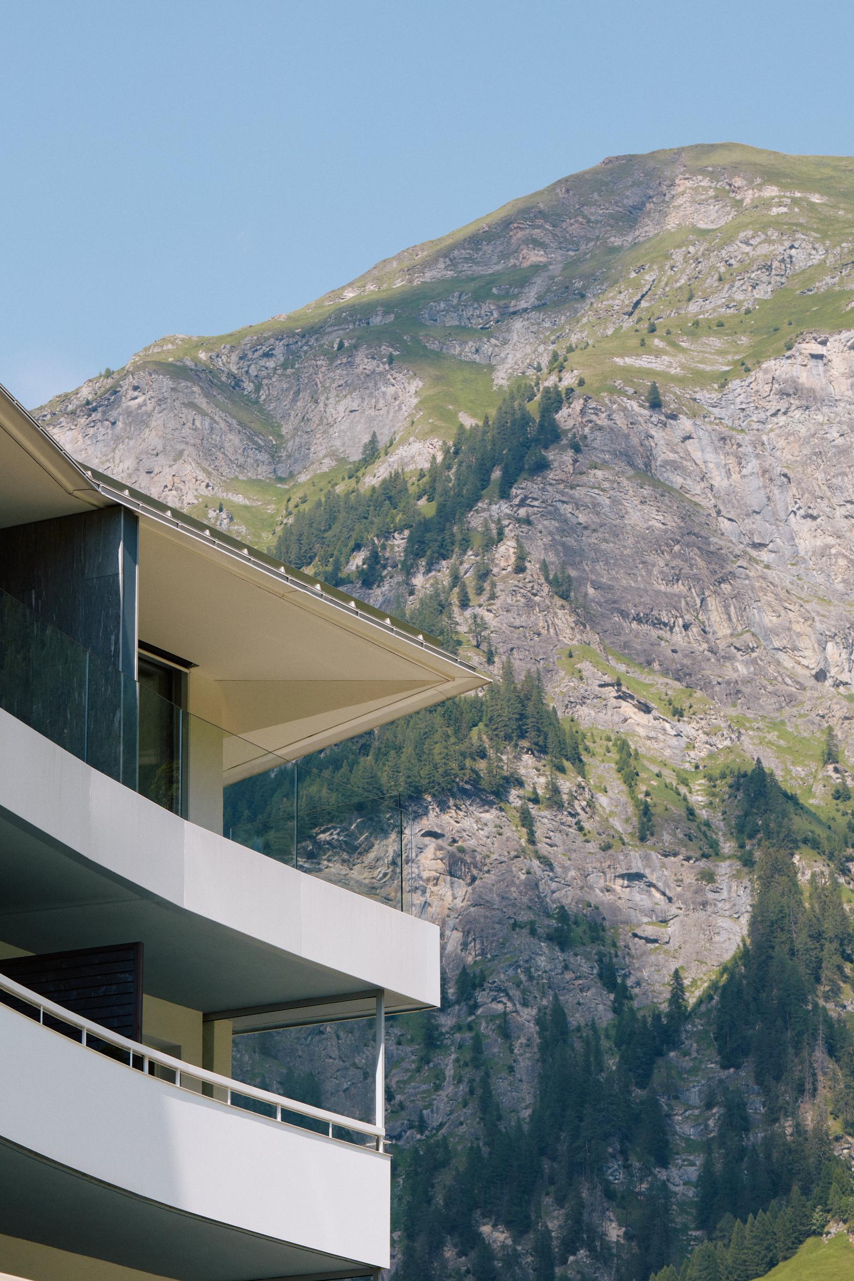 7132 Hotel exterior during summer