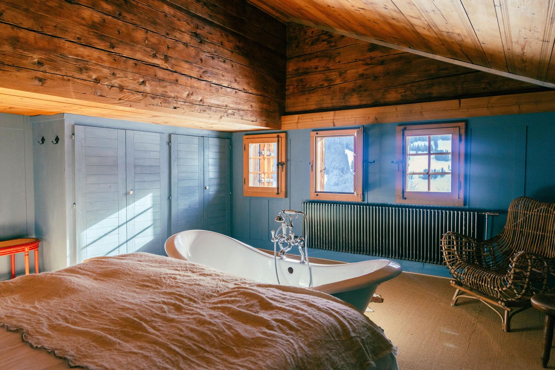 Le Chalet Lion Rouge_Nils Grubba_large bedroom with bathtub horizontal
