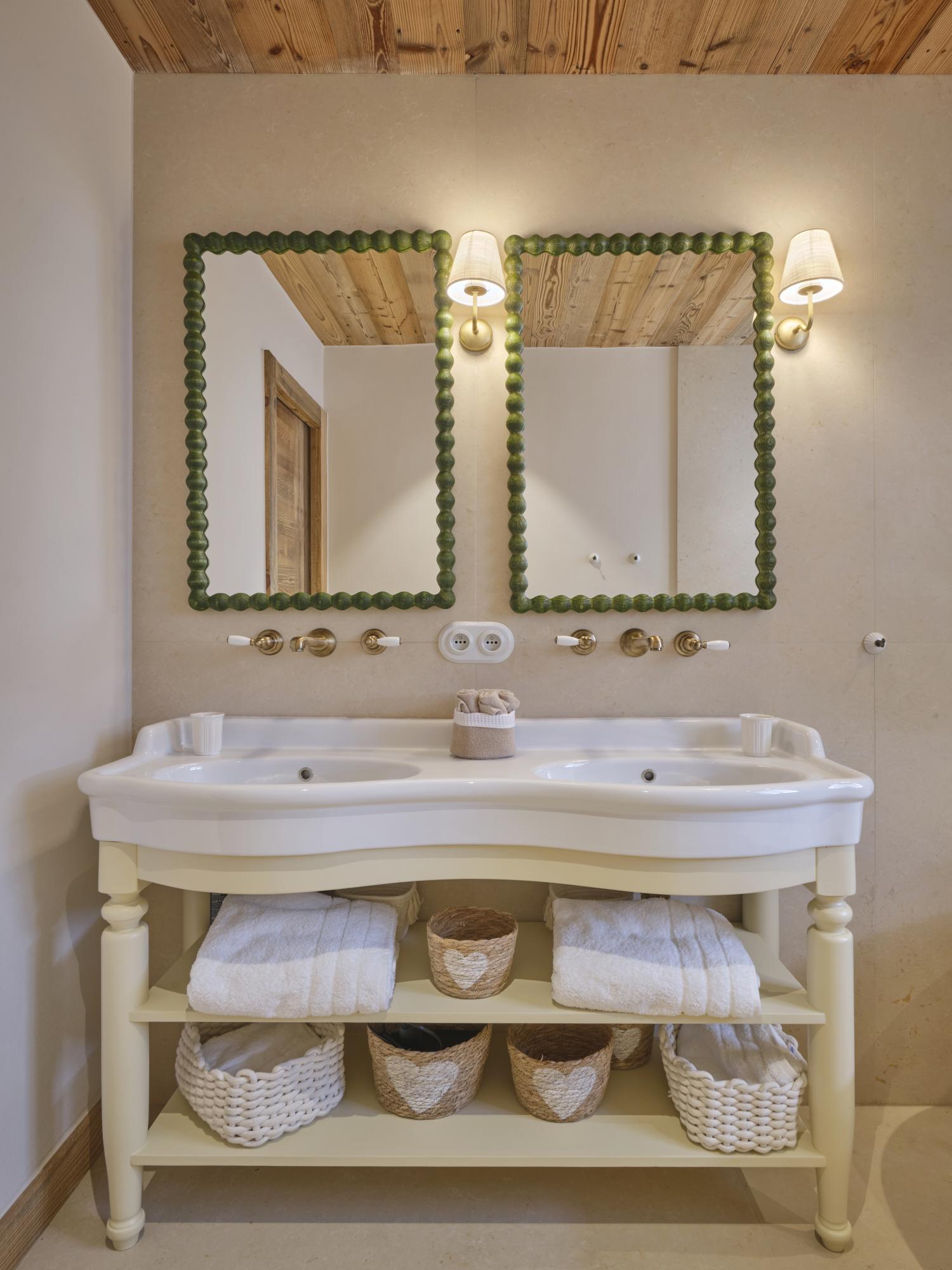 La ferme d'alpage bathroom essentials for two