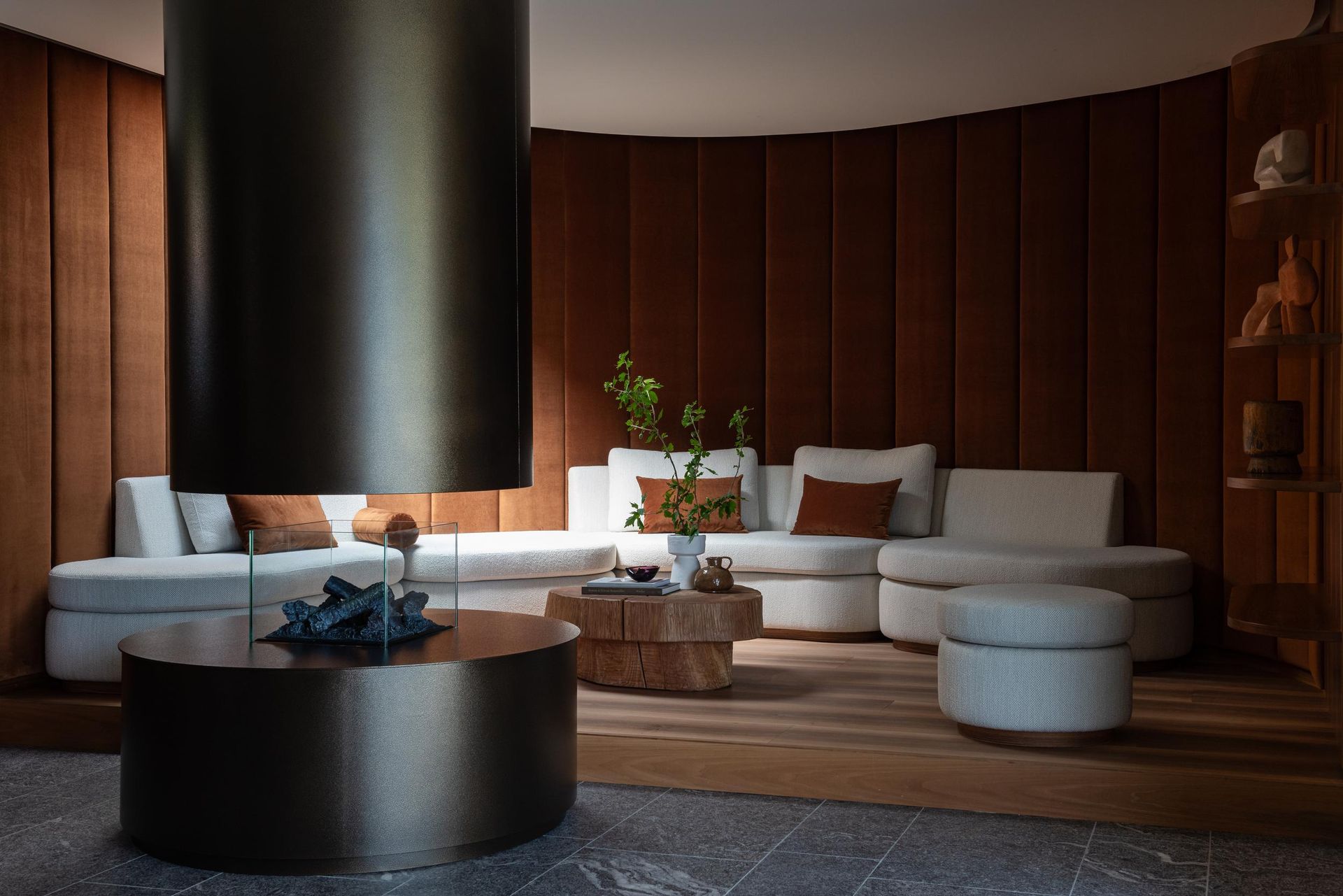 Spazio 46. Lounge area with full sofa