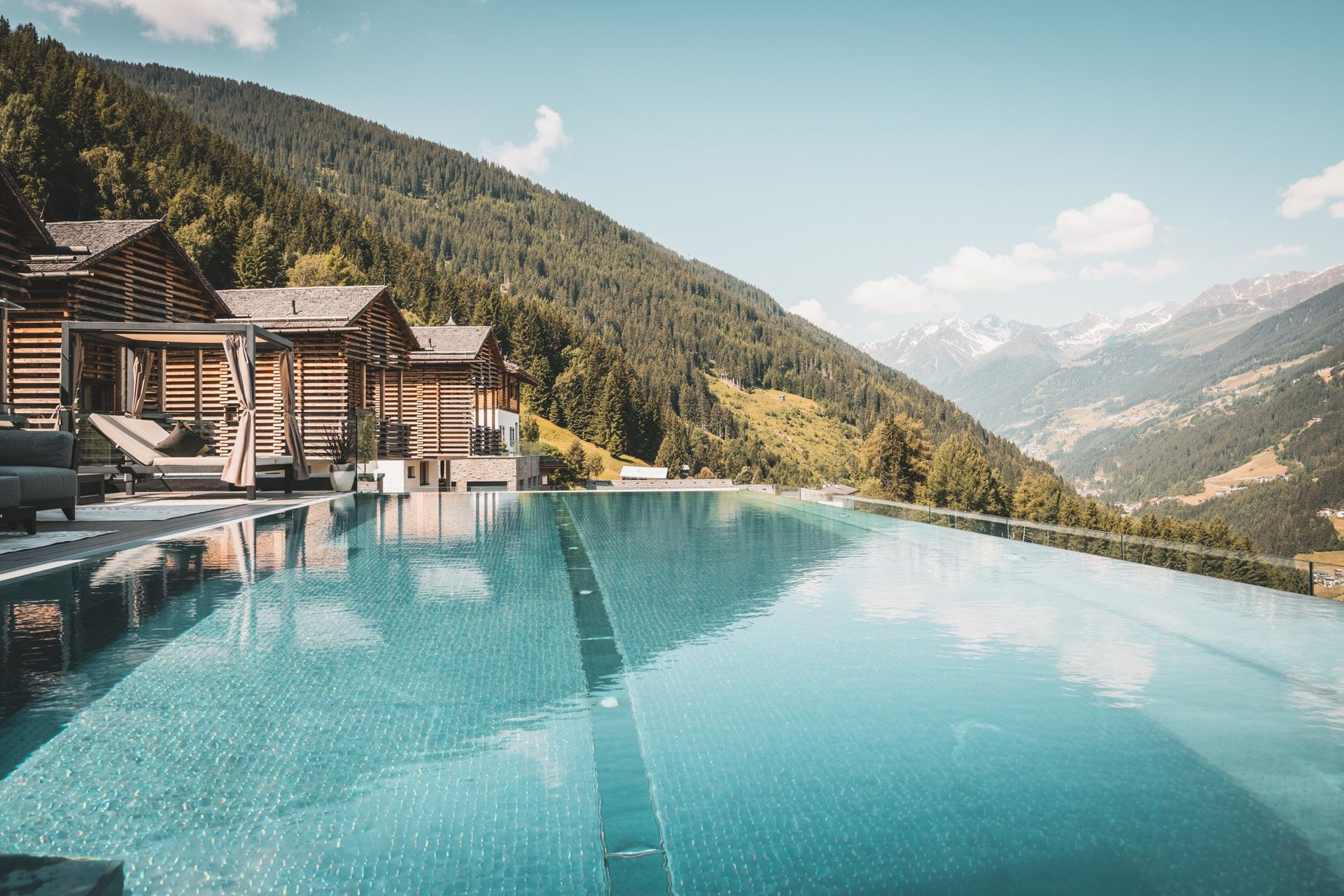 bergwiesenglueck-swimming-pool-overview