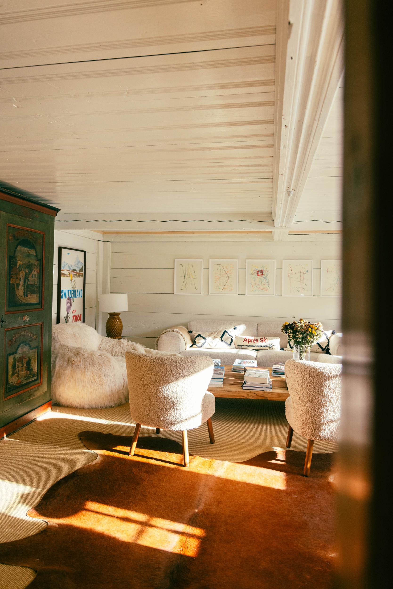 Le Chalet Lion Rouge_Nils Grubba_White salon with lounge chair