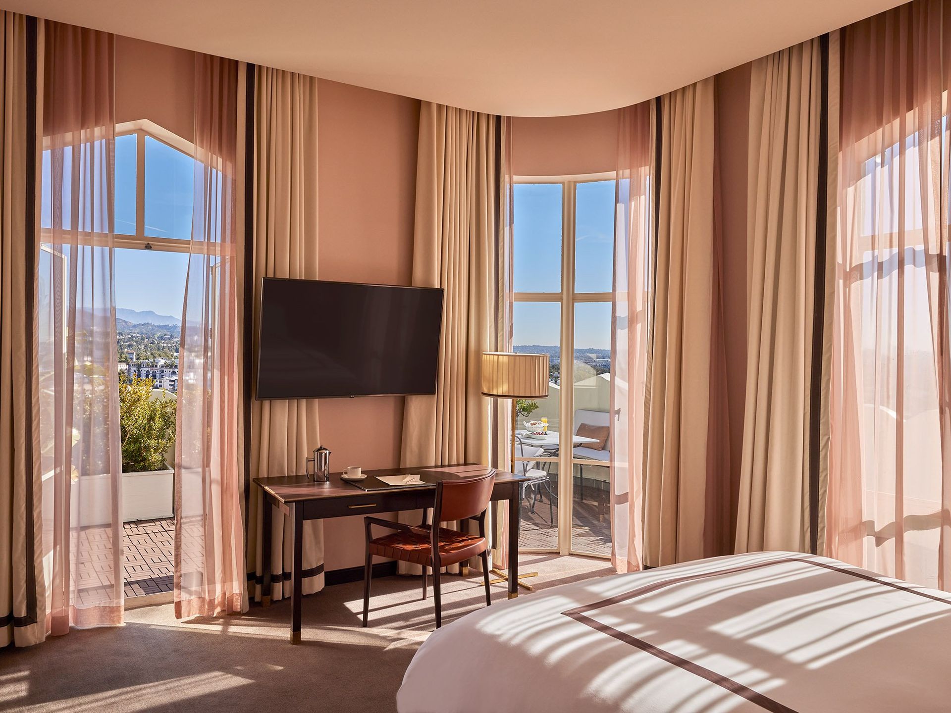 Sunset_Tower_Hotel_penthouse-suite-bedroom
