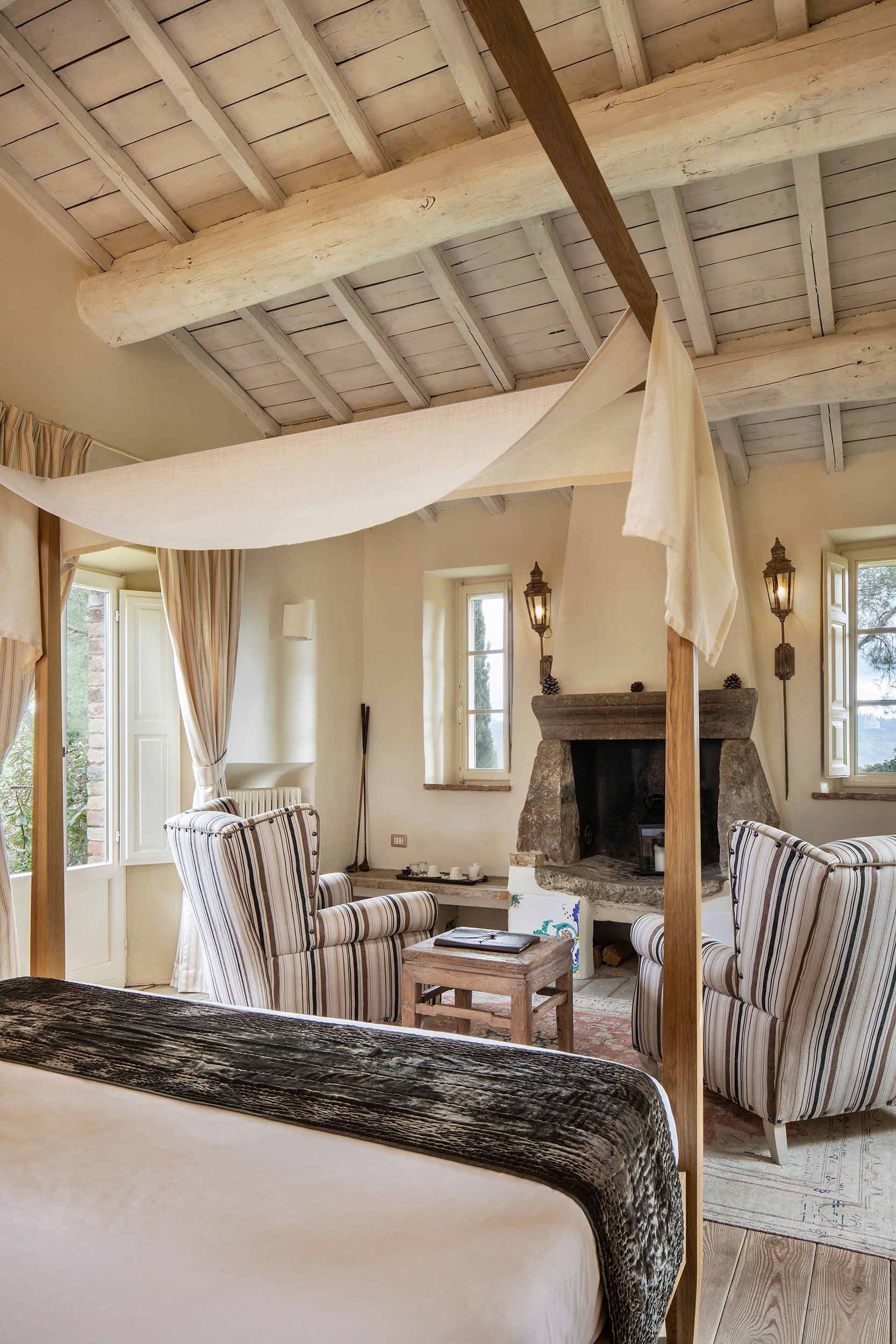 lupaia-bedroom-two-relaxing-armchairs-in-from-of-fireplace