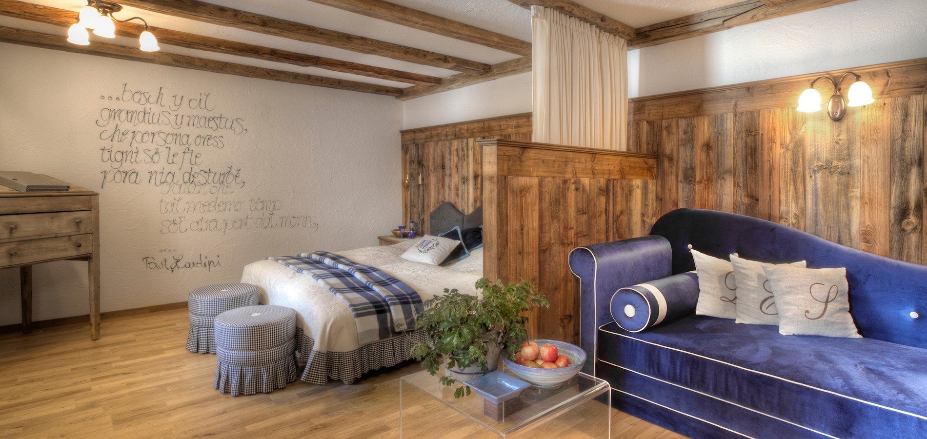 La Perla Room II