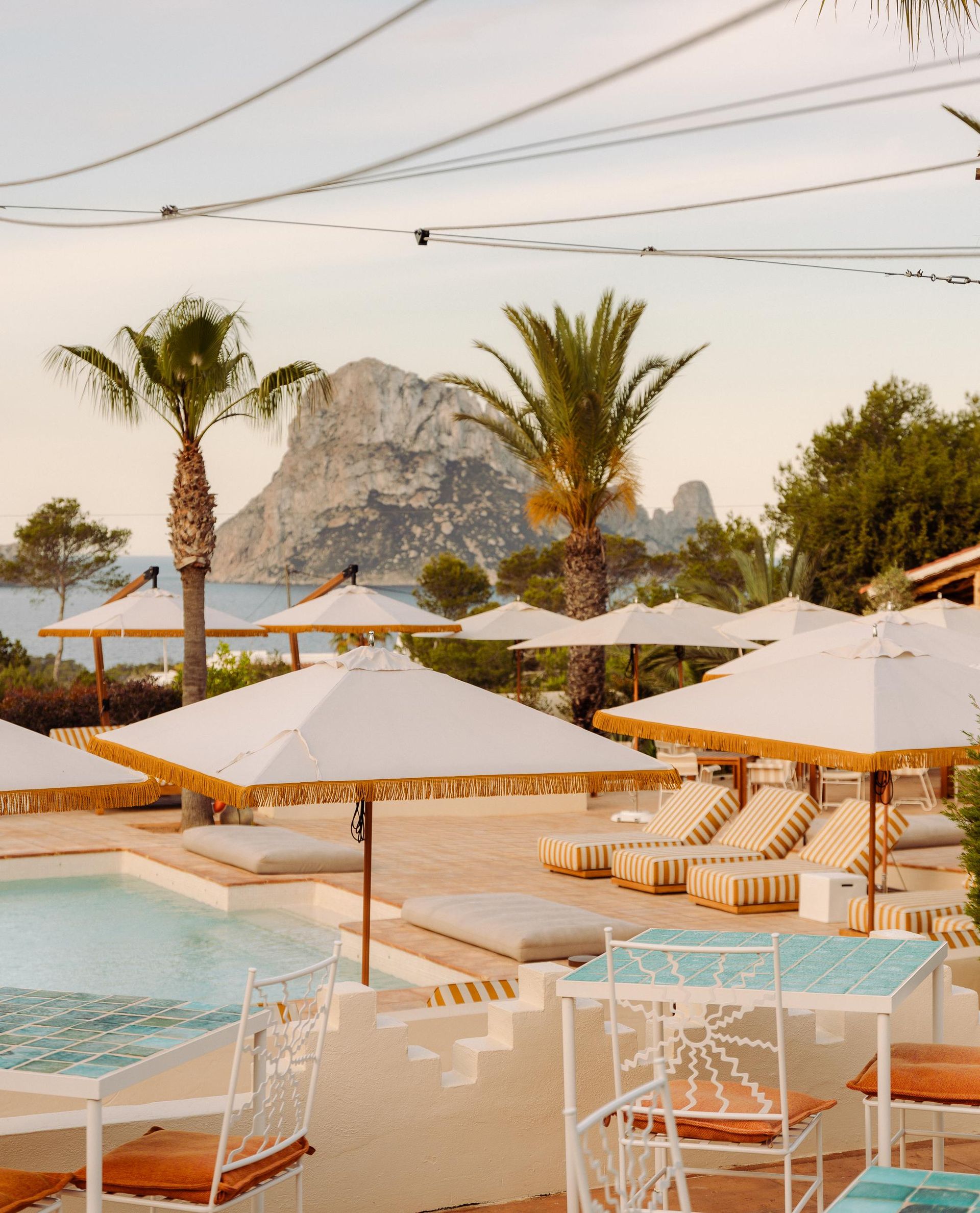 Petunia Ibiza. Sunbeds with pool
