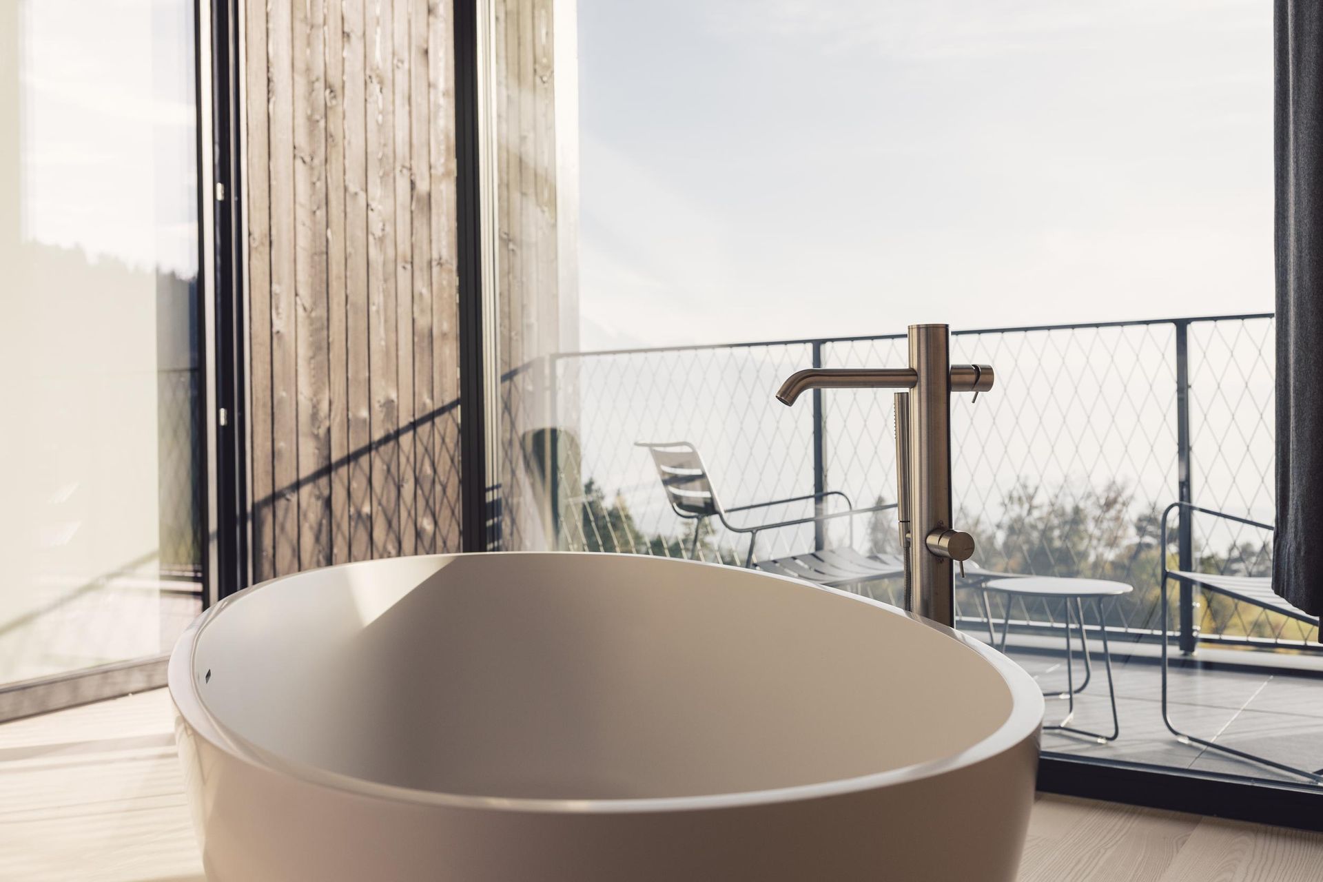 Milla Montis_Room with bathtub and terrace