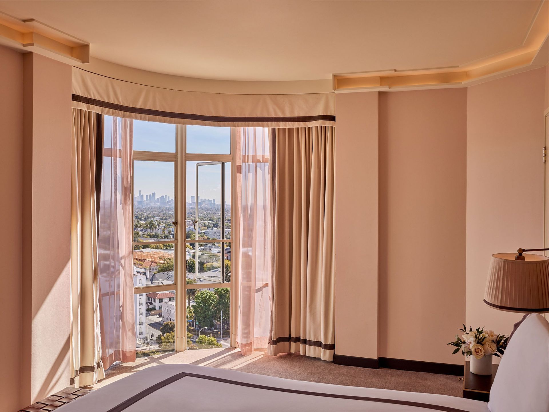 Sunset_Tower_Hotel_deluxe-king-suite-bedroom