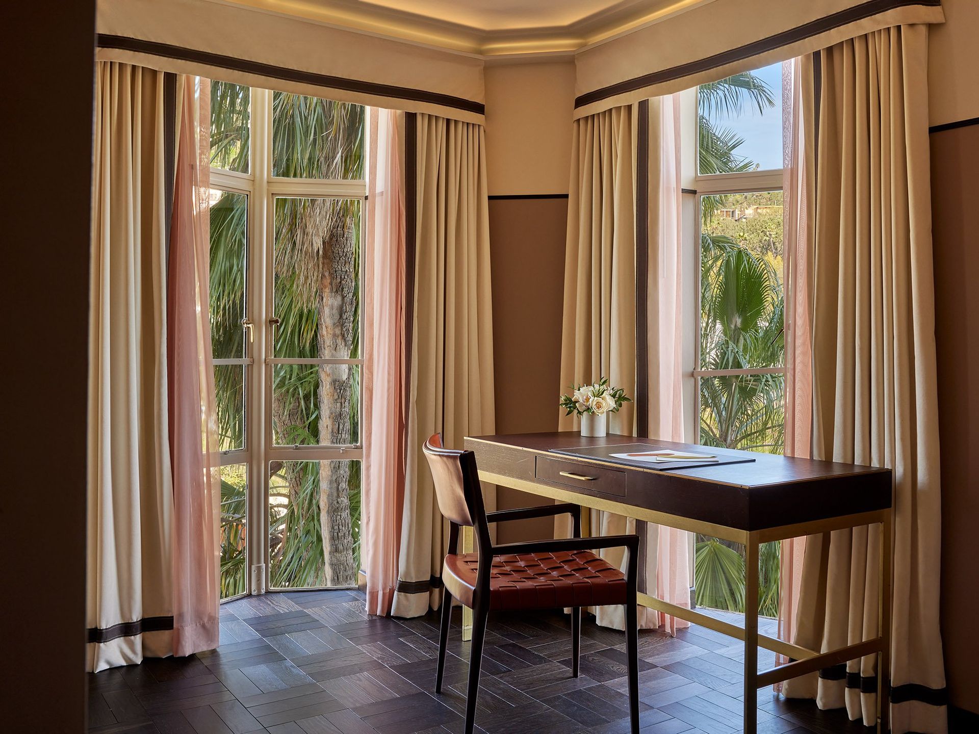 Sunset_Tower_Hotel_deluxe-queen-suite-living-room