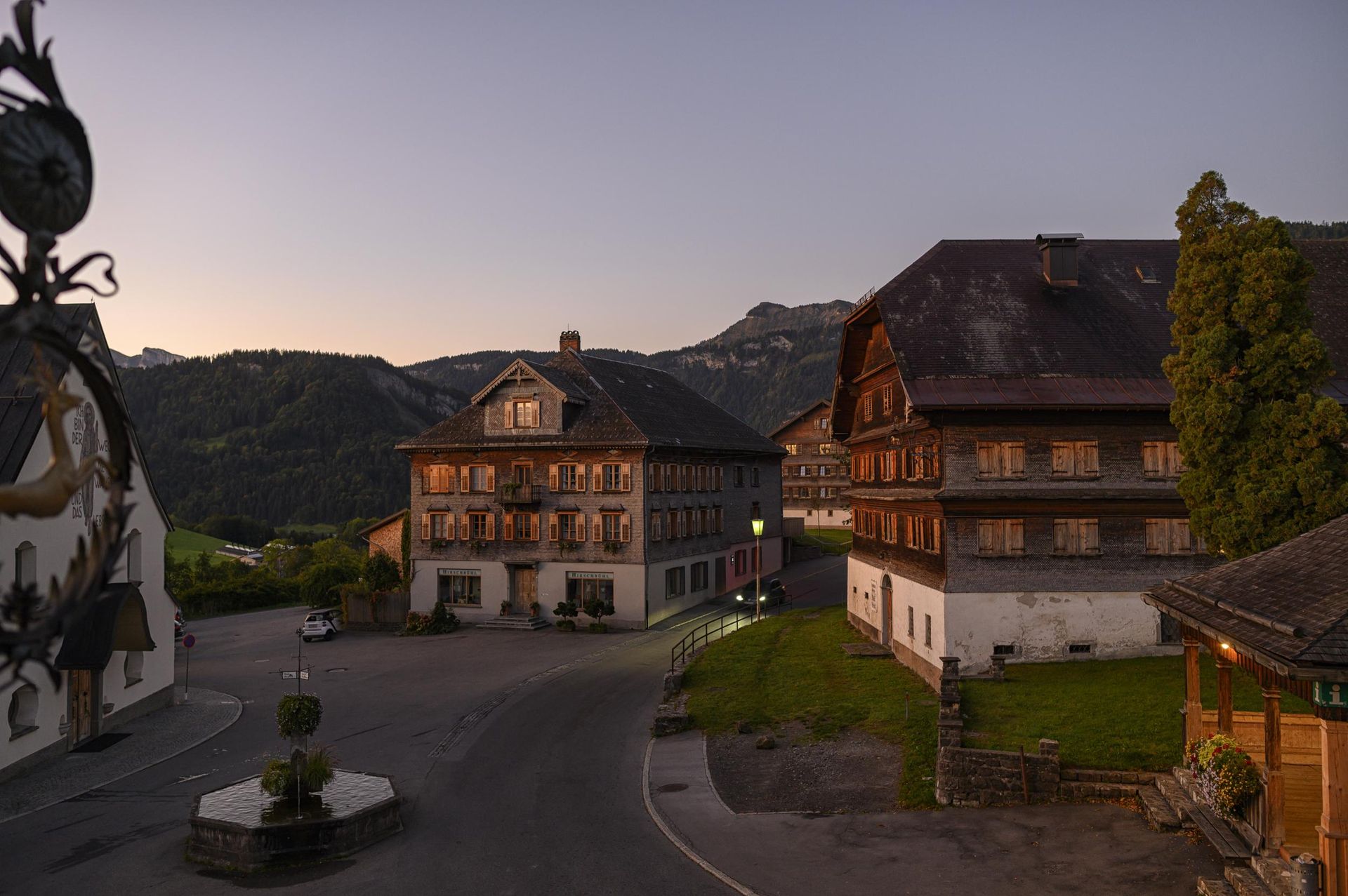 Hirschen Schwarzenberg at night