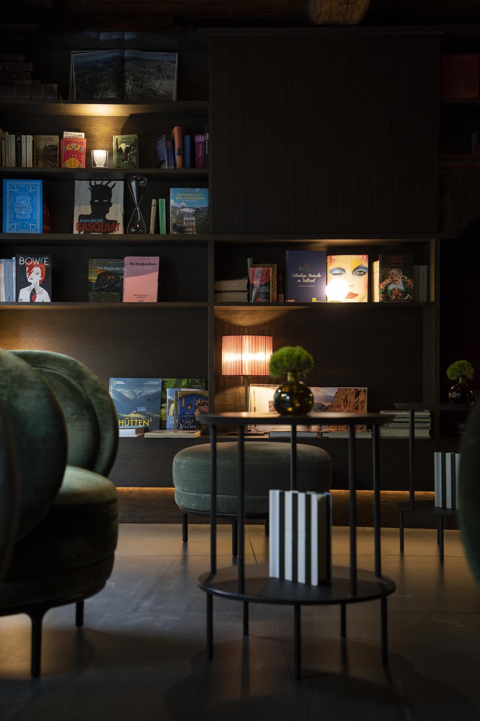 Magdalener Hof lobby with books