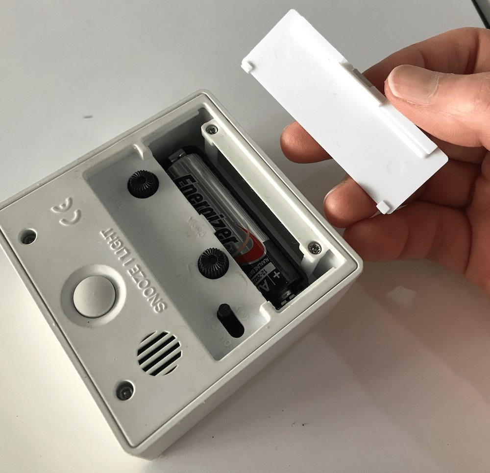 생활 속 제품들의 닫힘 방식 연구, 시계 건전지 커버