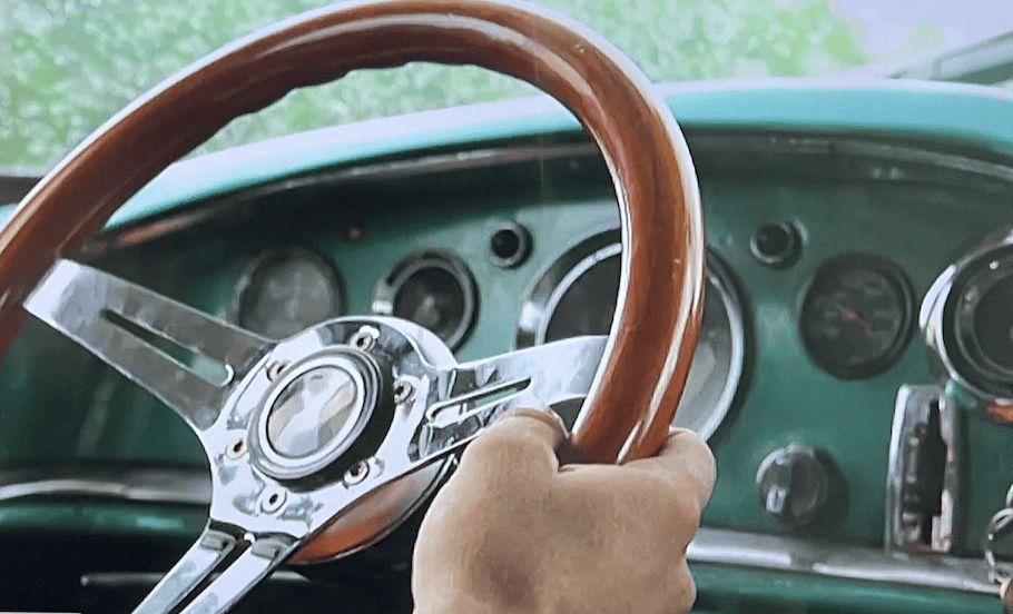 옛날 디자인의 자동차 핸들