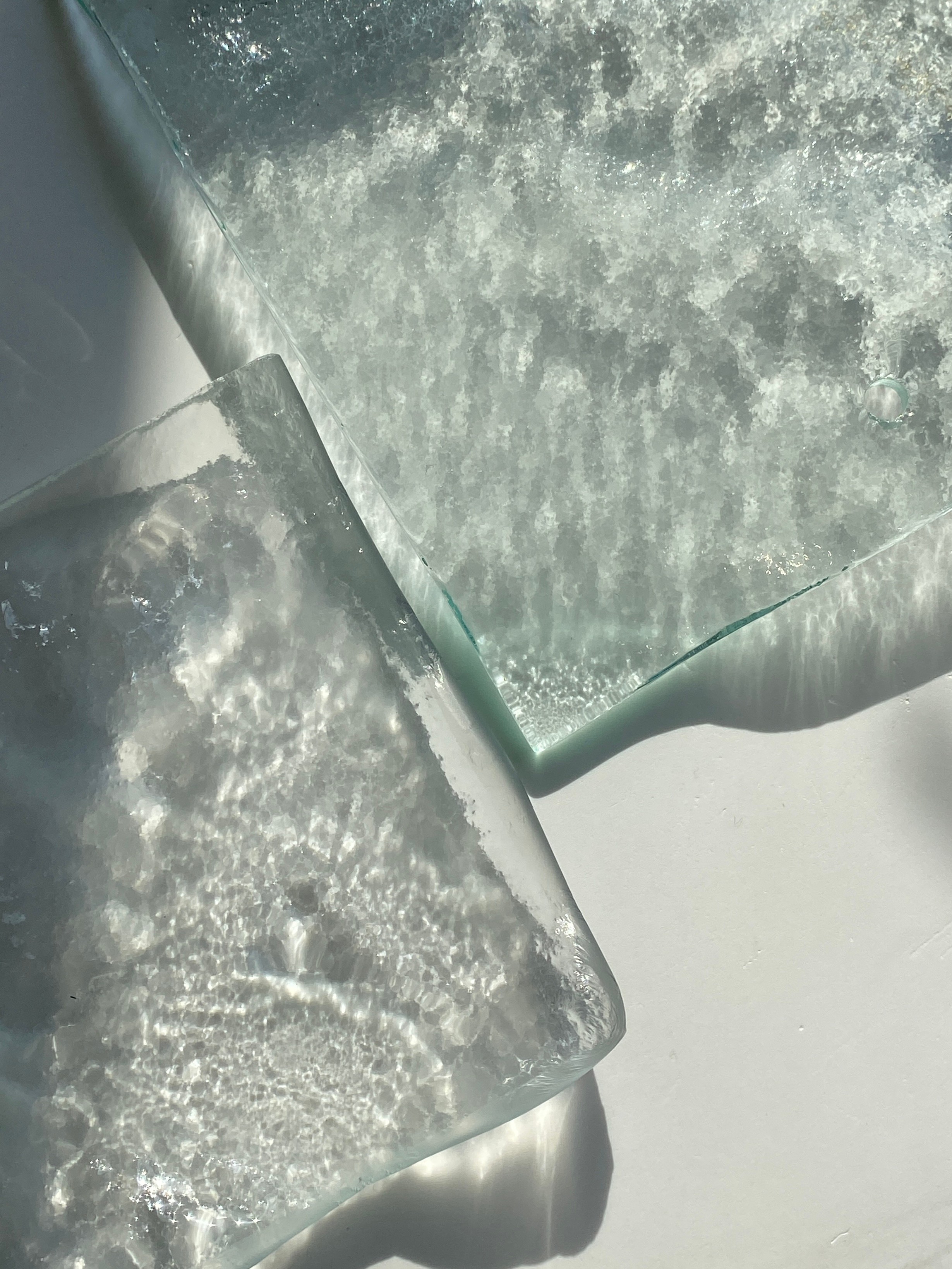 유리의 질감이 꼭 일렁이는 물결과 같다