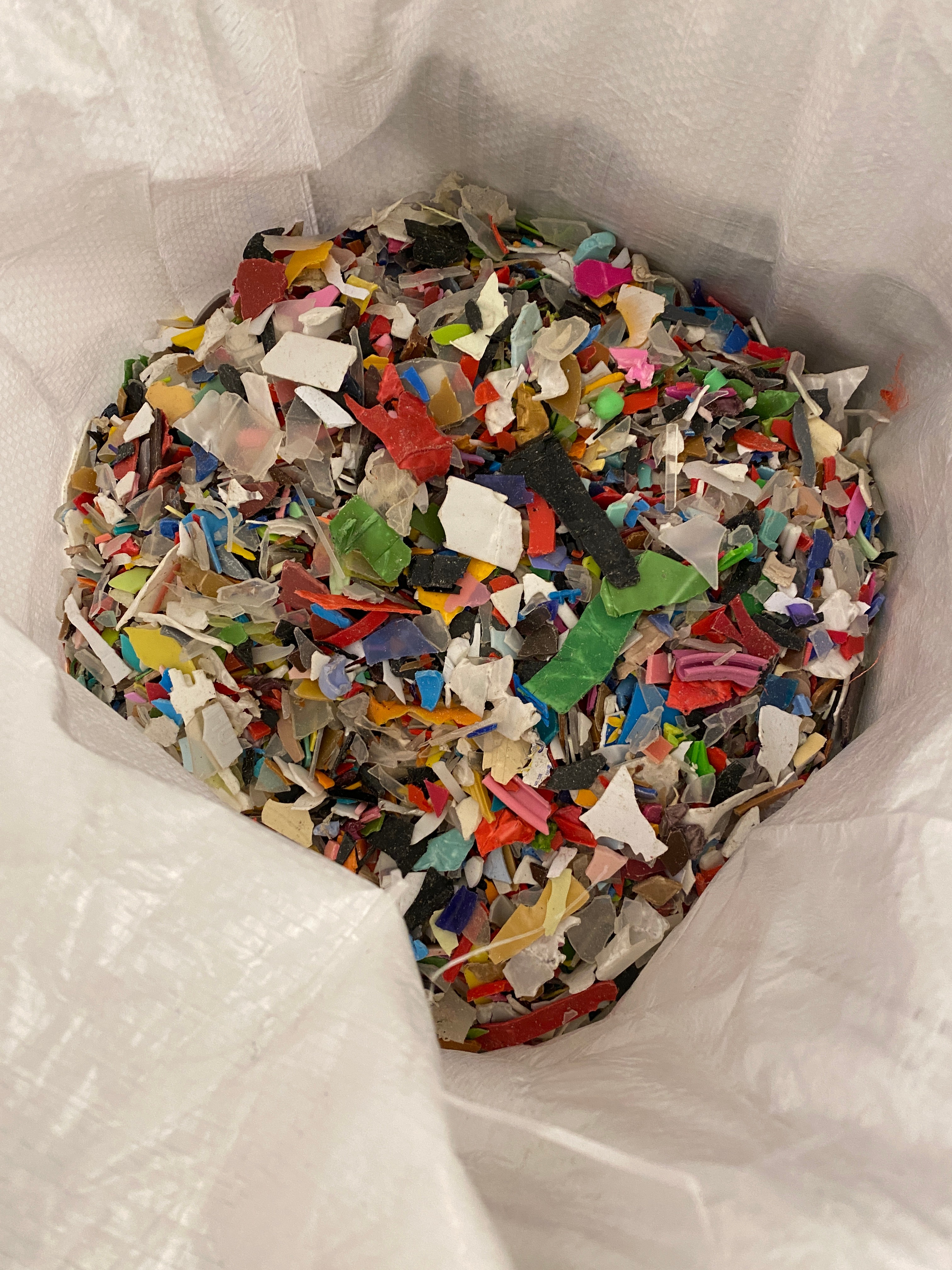 어마어마하게 큰 자루로 왔던 플라스틱 스크랩