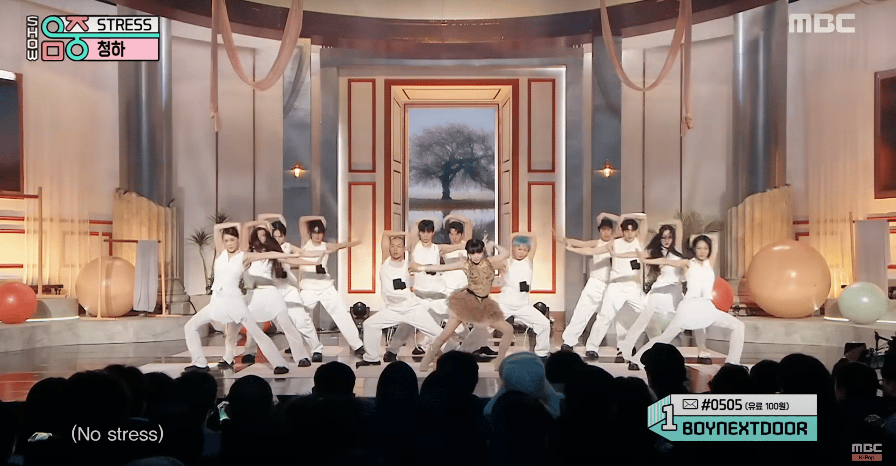 댄서들 옷 화이트에 포인트가 블랙으로 들어감