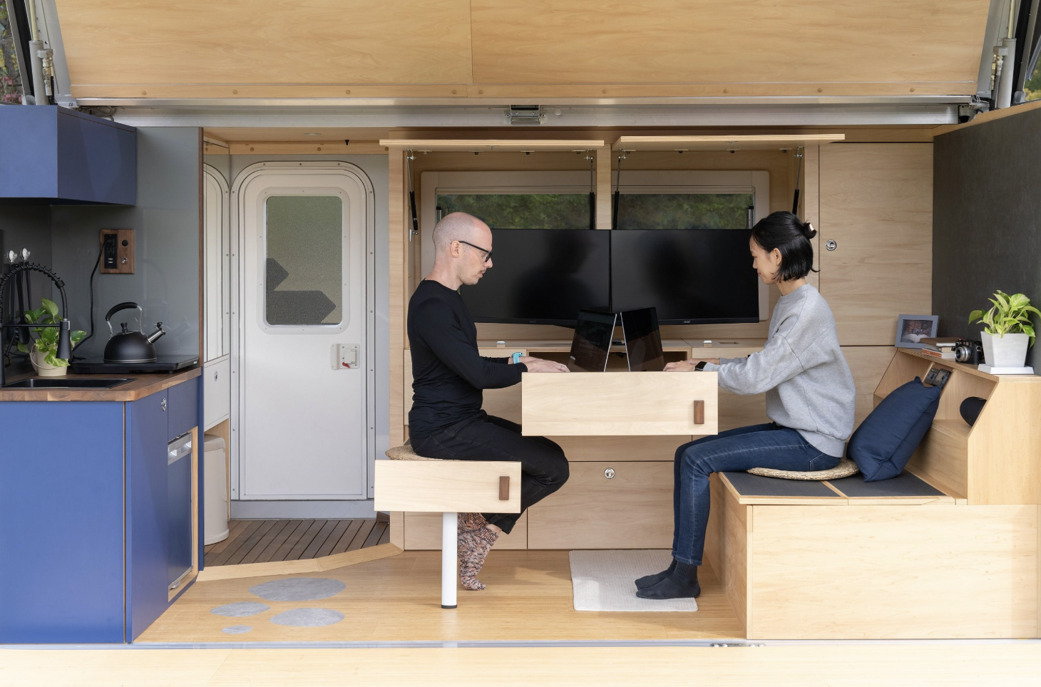 NomadPro Center, Mitsubishi Fuso
