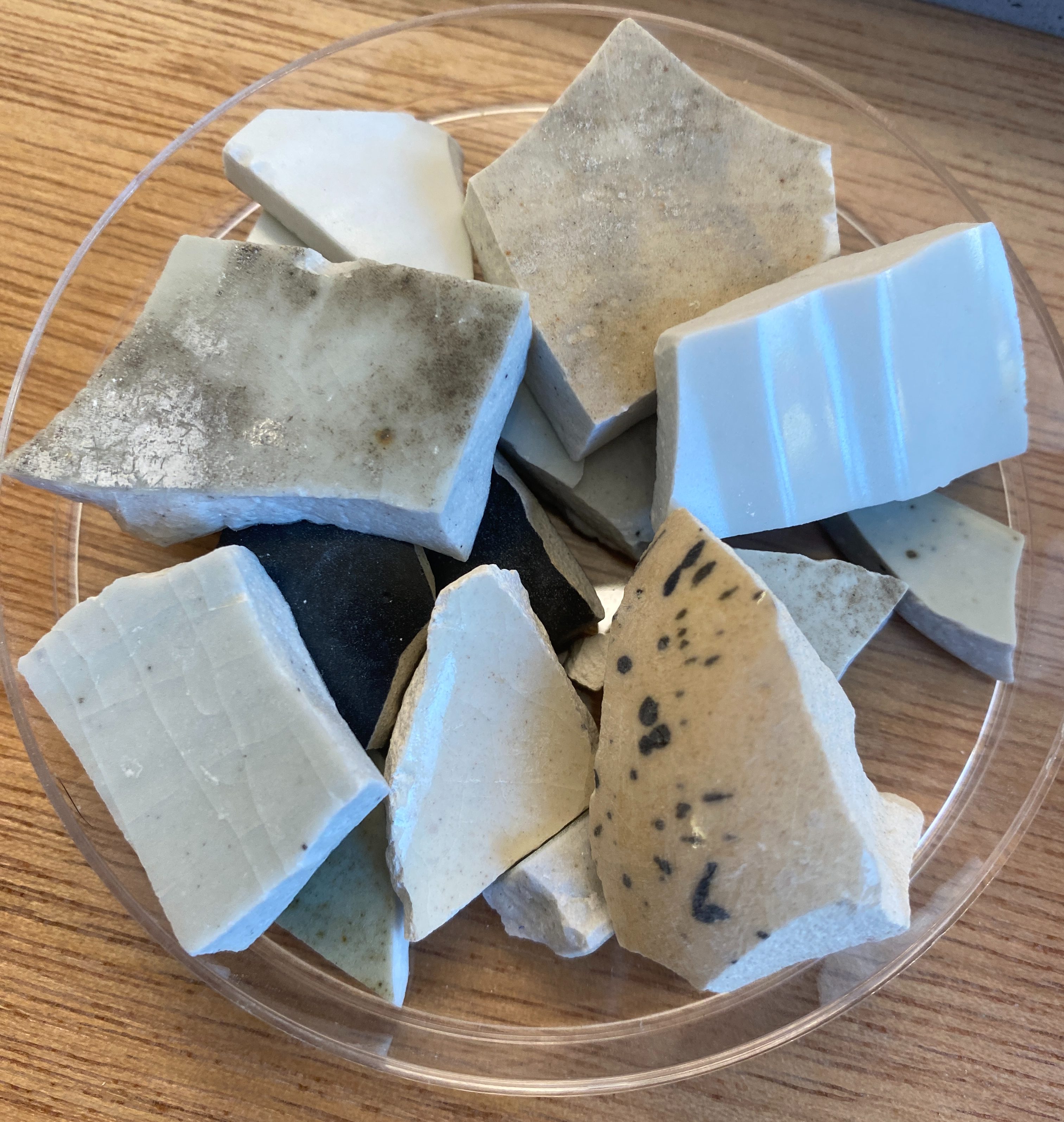 폐도자기 깨진 조각들도 당연히 활용할 수 있다