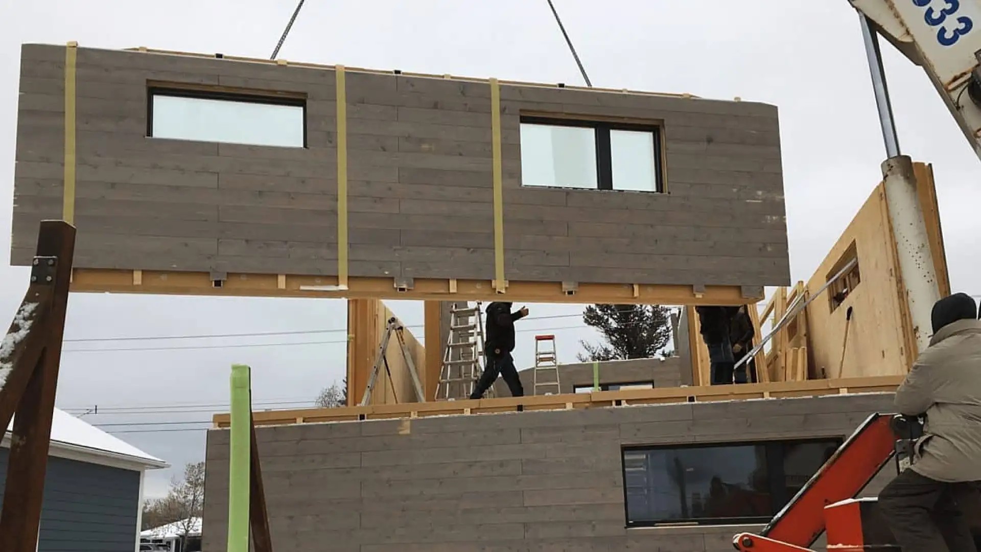 Montaje de panel exterior en vivienda unifamiliar