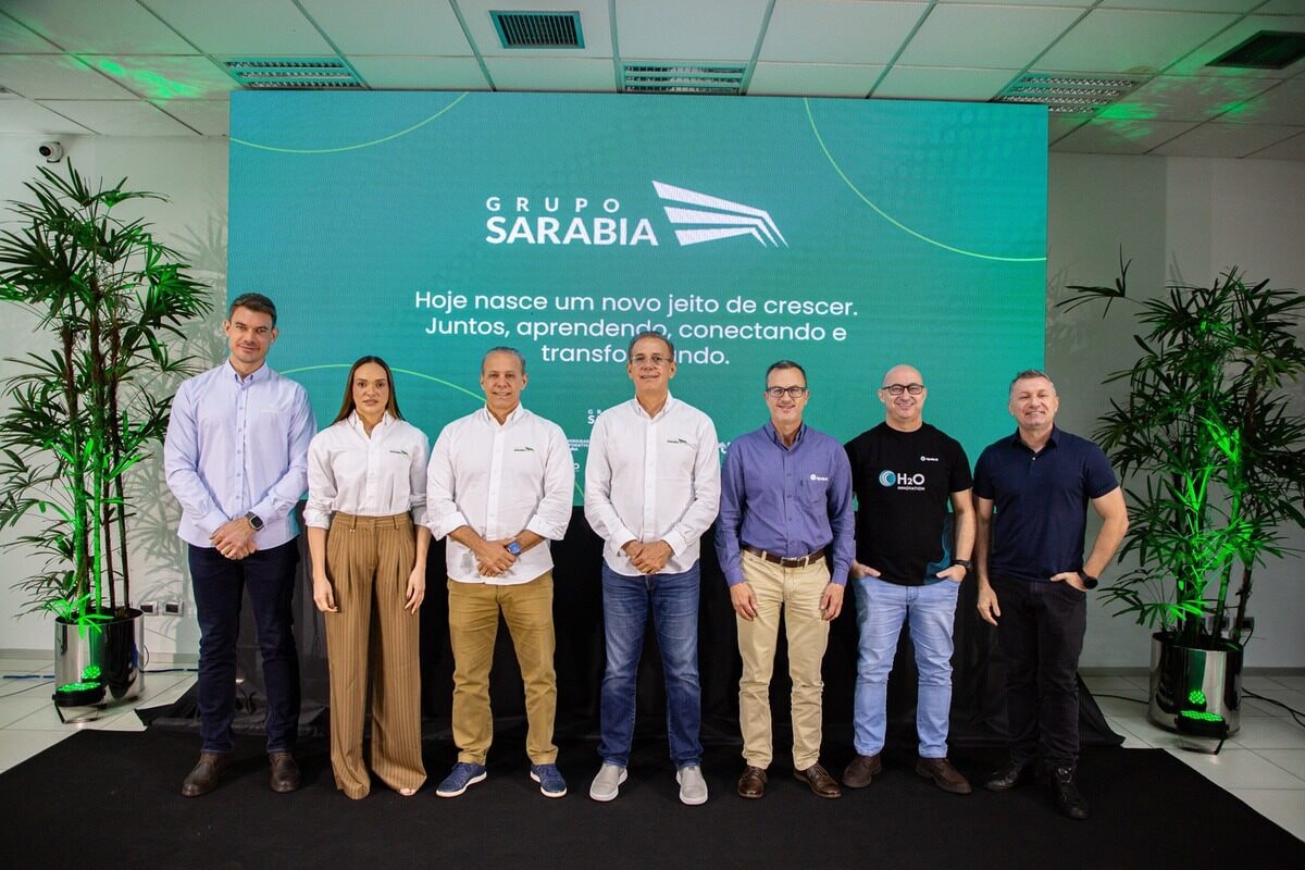 Un grupo de personas paradas una al lado de la otra.