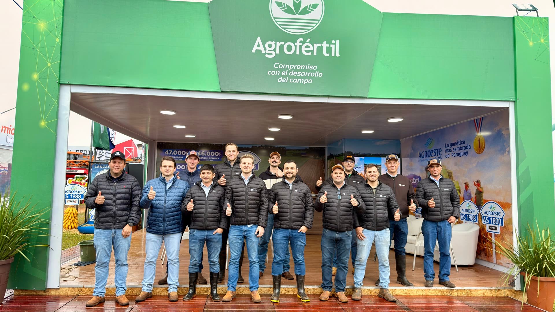 Equipo de Agrofértil y Agroeste en su stand de la Expo Cooprolanda 2026
